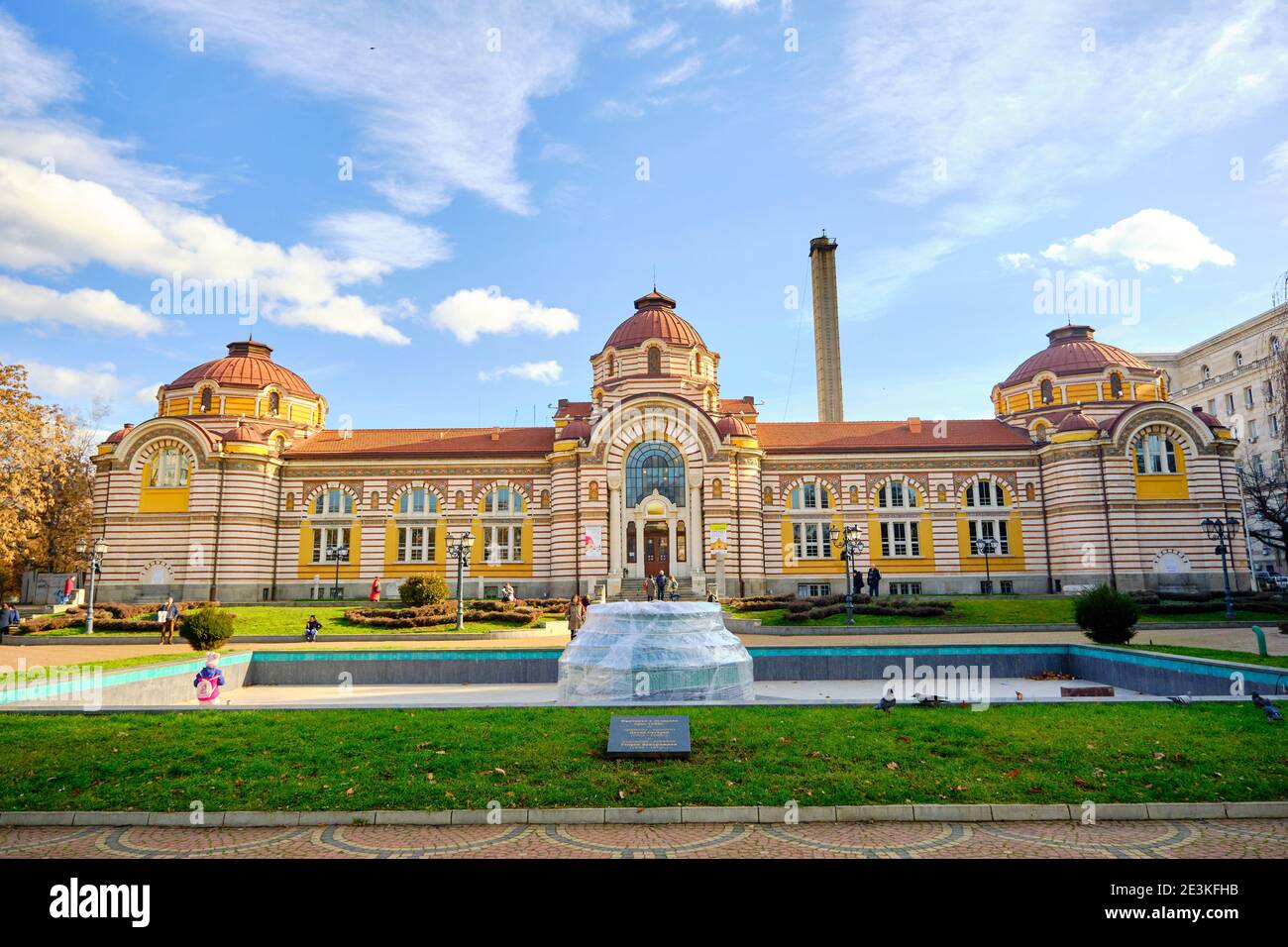 Regionales Geschichtsmuseum und zentrale Mineralbäder Sofia und Menschen, die um den Park vor ihm spazieren. Stockfoto