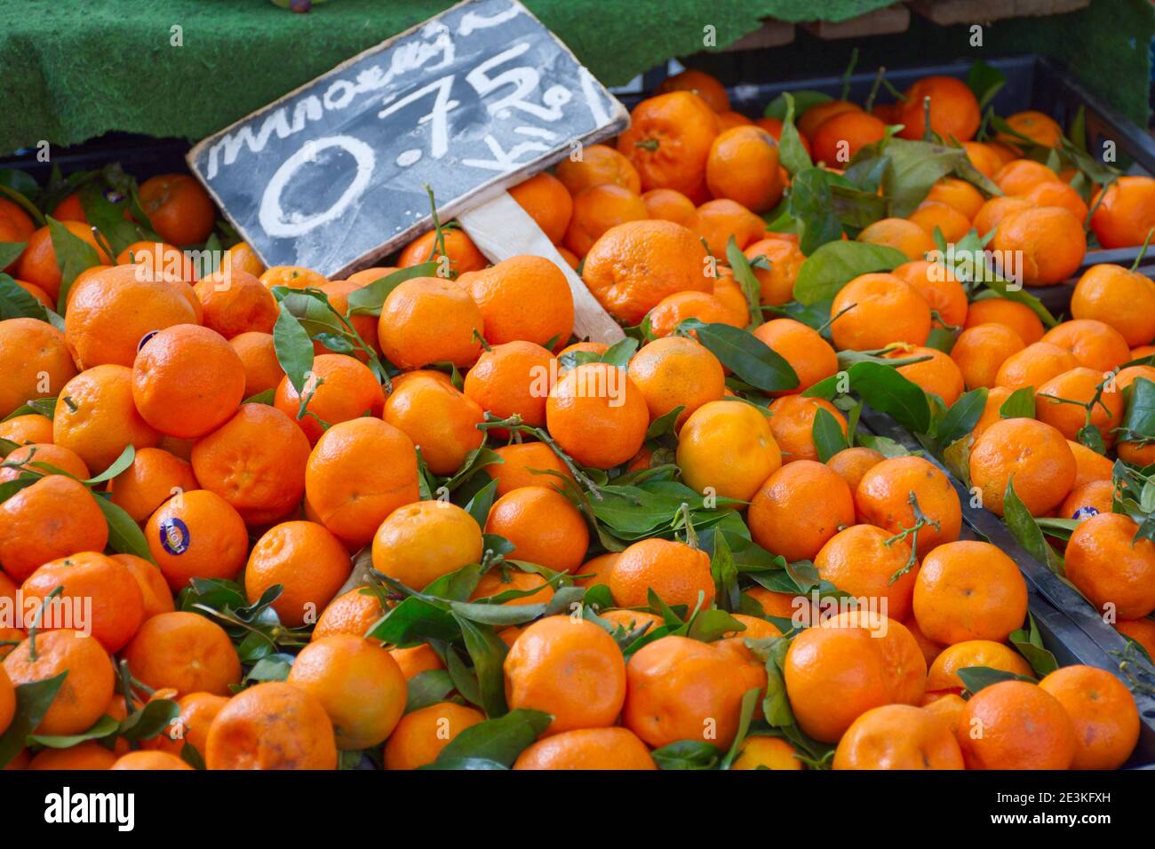 Orangen zum Verkauf auf dem Frischmarkt Stockfoto