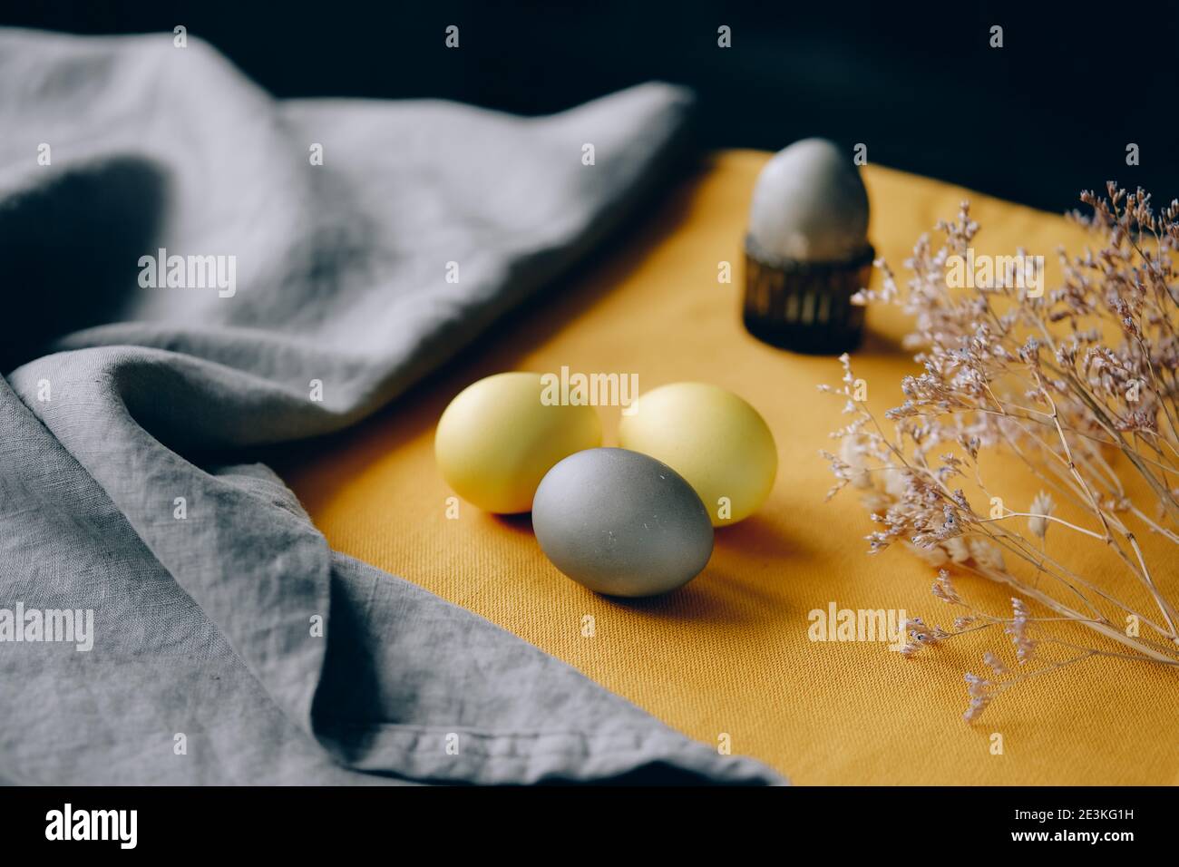 Bio natürlich gefärbte gelbe und graue Ostereier. Stilvolles Urlaubsdekor. Stockfoto