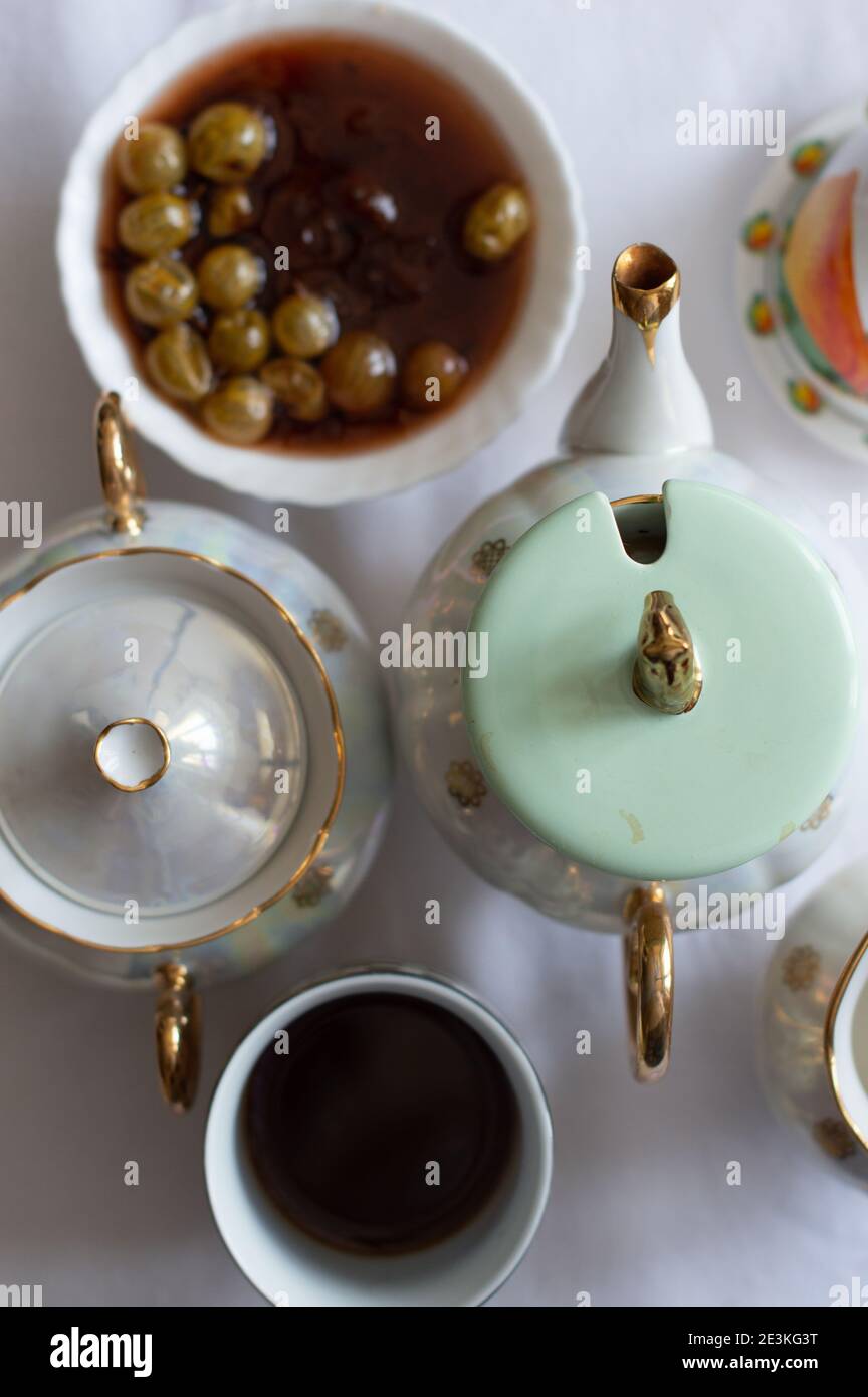 Tee, Porzellanservice auf dem Tisch Stockfoto