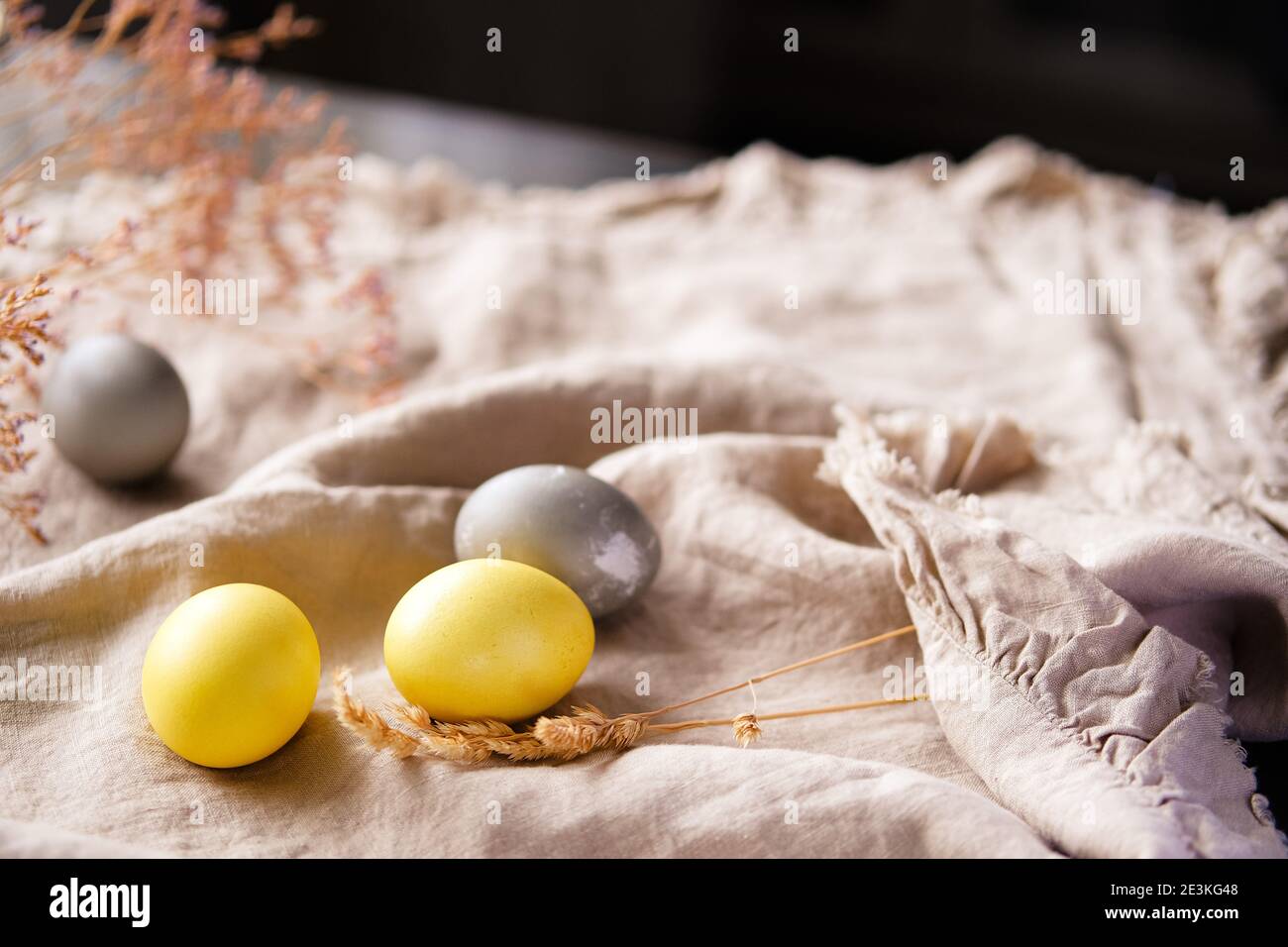 Bio natürlich gefärbte gelbe und graue Ostereier. Stilvolle Einrichtung für Ferienimmobilie. Stockfoto