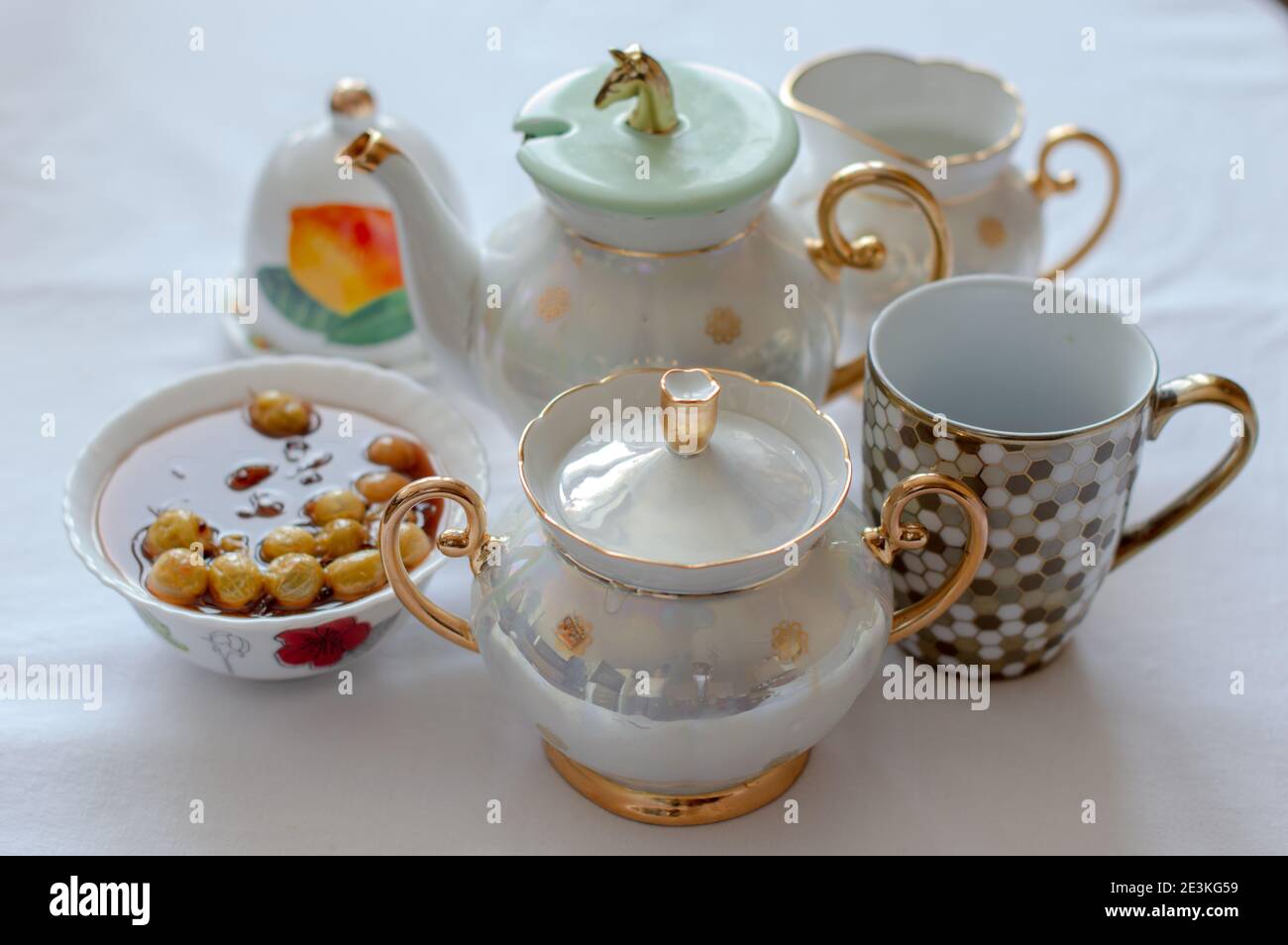 Tee, Porzellanservice auf dem Tisch Stockfoto