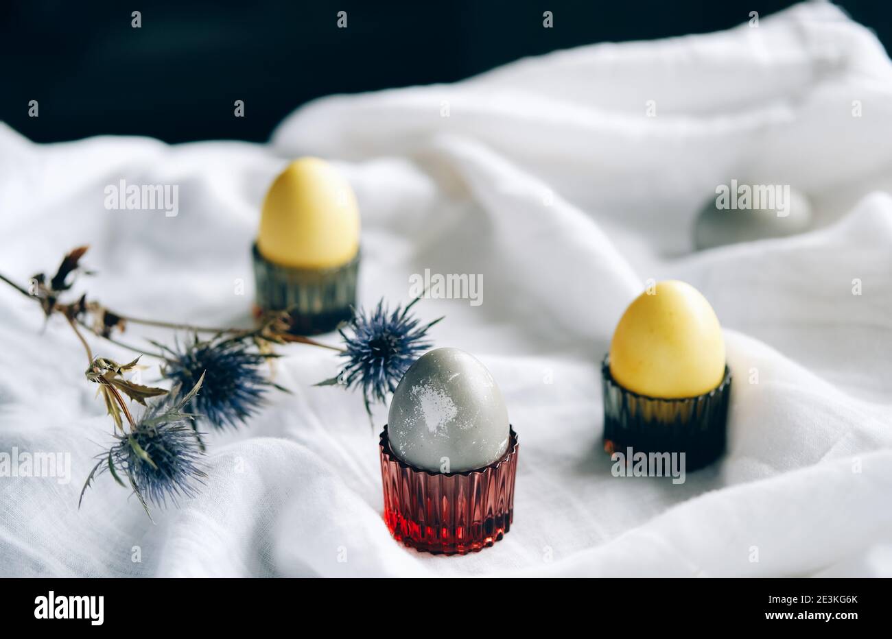 Bio natürlich gefärbte gelbe und graue Ostereier. Stilvolles Urlaubsdekor. Stockfoto