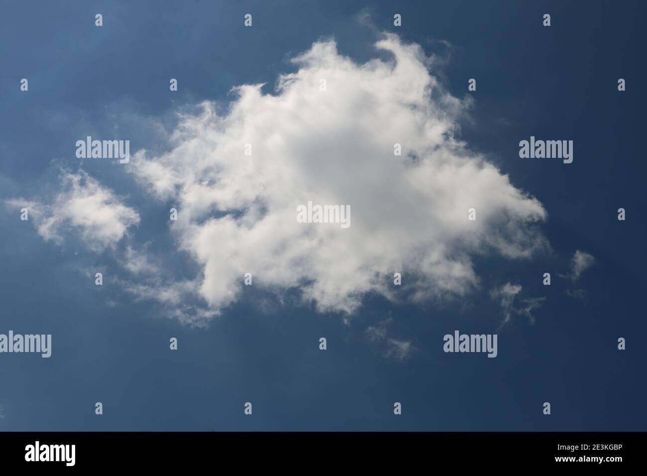 Flauschige weiße Cumuluswolke in einem blauen Sommerhimmel Stockfoto