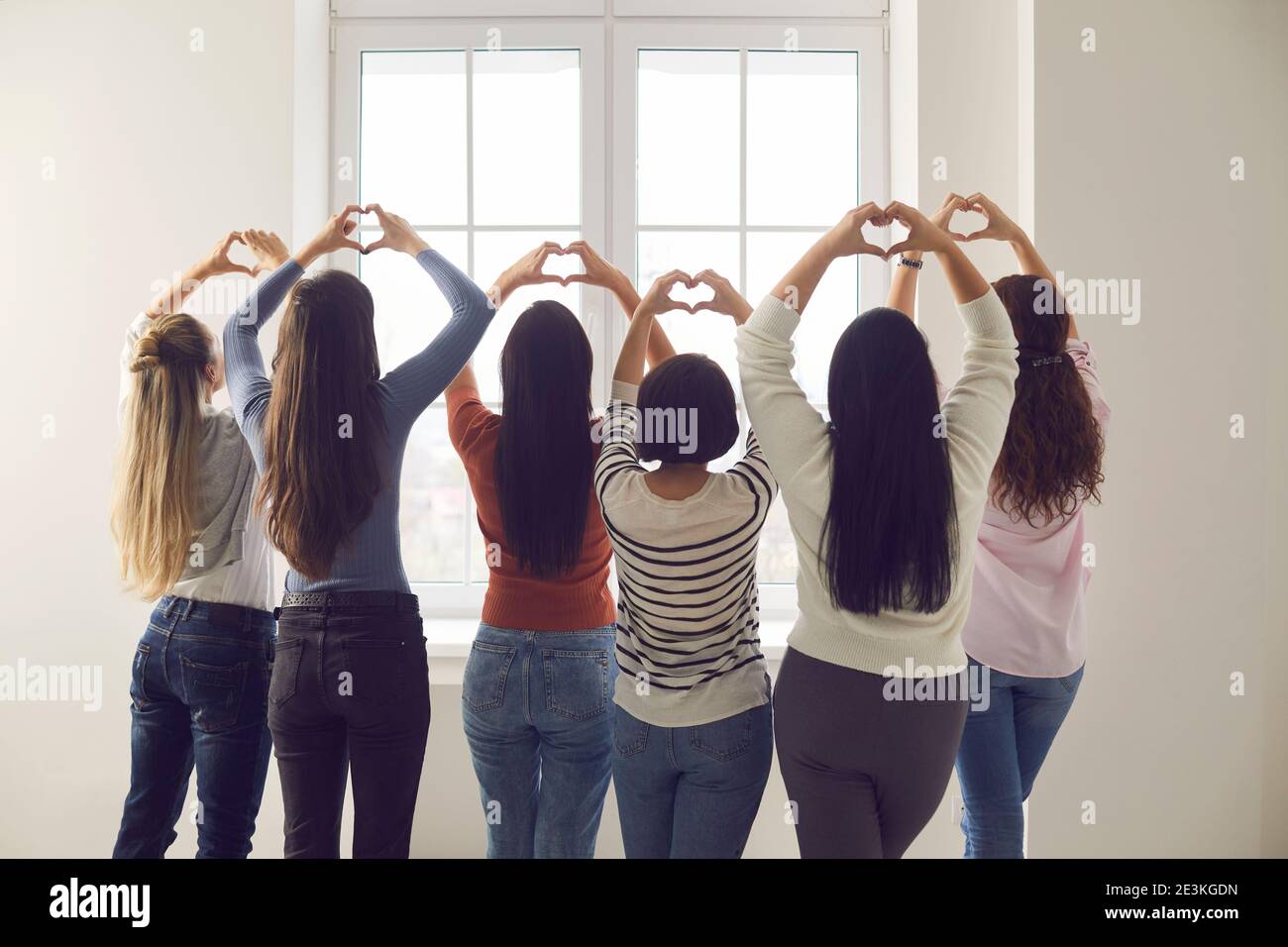 Gruppe von Frauen stehen zusammen und tun herzförmige Geste Mit ihren Händen Stockfoto