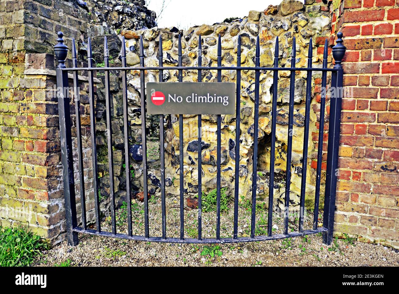 Schienen vor Ruinen mit Warnschild Stockfoto