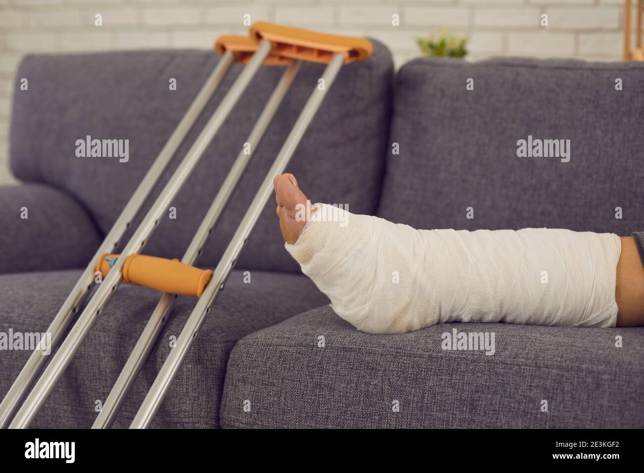 Gips bein krücken -Fotos und -Bildmaterial in hoher Auflösung – Alamy