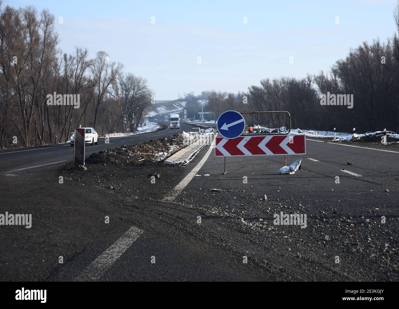 Reparaturarbeiten. Zwei Straßenschilder Umwege Hindernisse auf der rechten Seite sind auf einer tragbaren Struktur außerhalb der Stadt installiert. Stockfoto