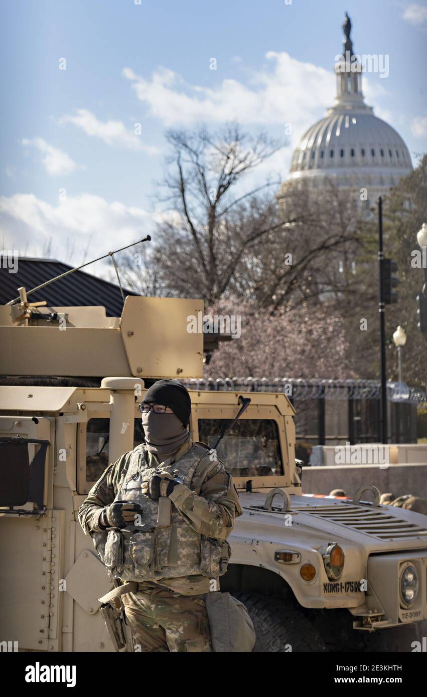 Washington, Usa. Januar 2021. Ein Soldat der Nationalgarde steht am Dienstag, den 20. Januar 2021, an einem Kontrollpunkt in der Nähe des US-Kapitols in Washington, DC. In Vorbereitung auf die Amtseinführung des designierten Präsidenten Joe Biden am Mittwoch, den 21. Januar 2021, wurden massive Sicherheitsanstrengungen im Kapitol unternommen. Foto von Richard Ellis/UPI Credit: UPI/Alamy Live News Stockfoto