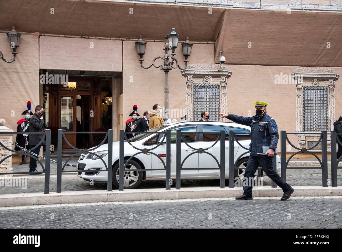 Rom, 19/01/2021. Italienische Parlamentsabgeordnete außerhalb des römischen Senats, während der italienische Ministerpräsident Giuseppe Conte die Kammer um ein Vertrauensvotum bittet, um die italienische Regierung nach dem Abtreten der beiden Kabinettsminister der winzigen Partei Italia Viva (Italien am Leben) zu retten, angeführt vom ehemaligen italienischen Premierminister Matteo Renzi. Kredit: LSF Foto/Alamy Live Nachrichten Stockfoto