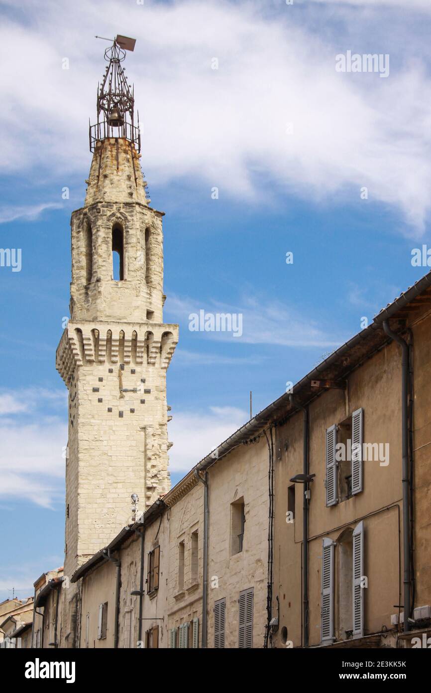 Avignon, Rue Carreterie, Glockenturm der Kirche St. Augustin, in der Region Provence-Alpes-Côte d'Azur, Frankreich, Europa Stockfoto