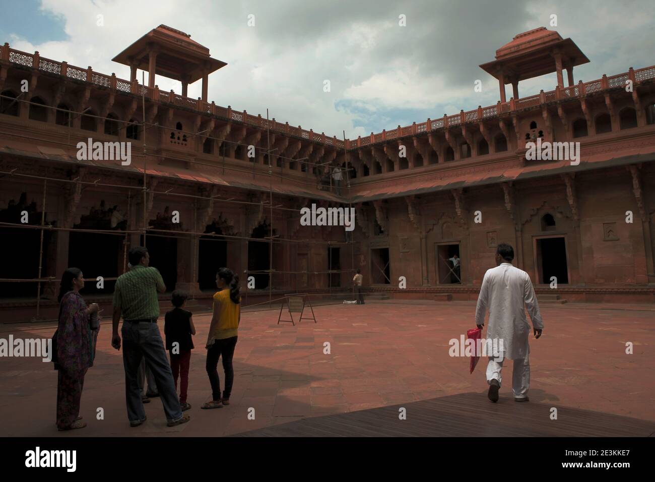 Menschen erkunden Agra Fort Complex in Agra, Uttar Pradesh, Indien. Stockfoto