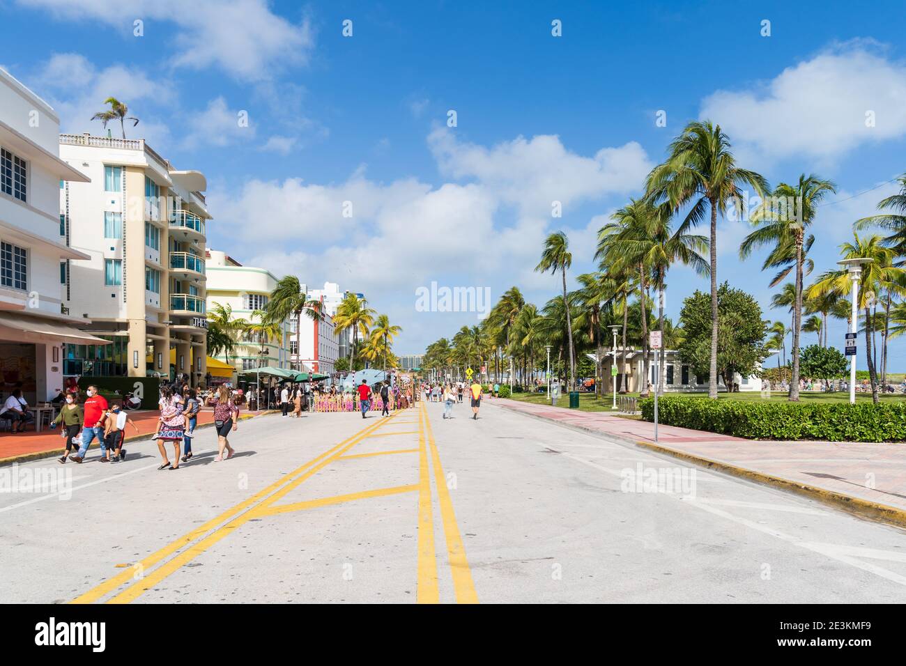 Miami, Florida - 1. Januar 2021: Art-Deco-Straßen des Collins Ocean Drive am Neujahrstag 2021. Stockfoto