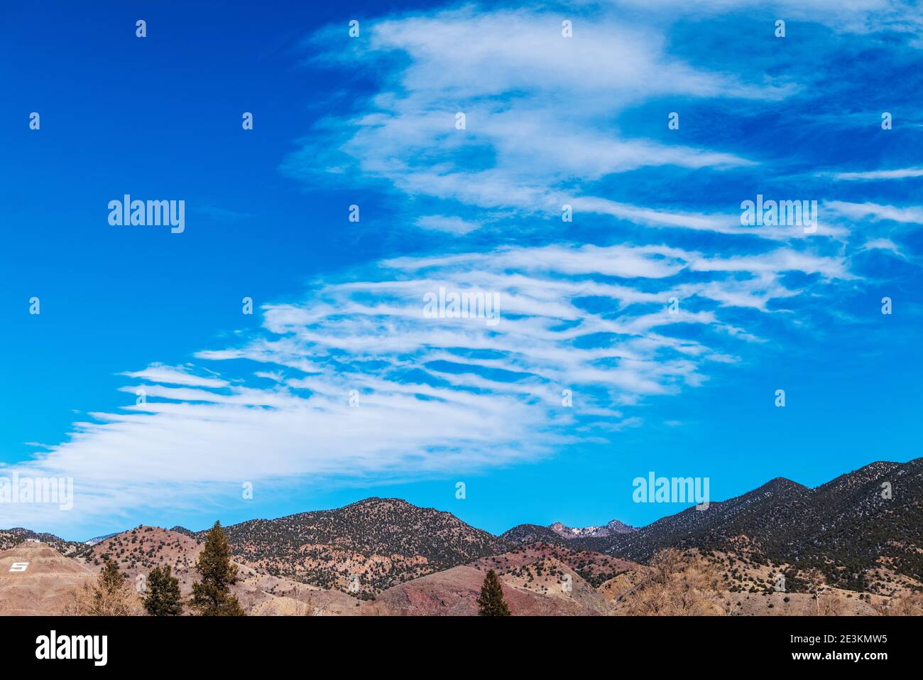 Ungewöhnliche Wolken gegen einen blauen Colorado Himmel; Tenderfoot, 'S' Mountain; Salida; Colorado; USA Stockfoto