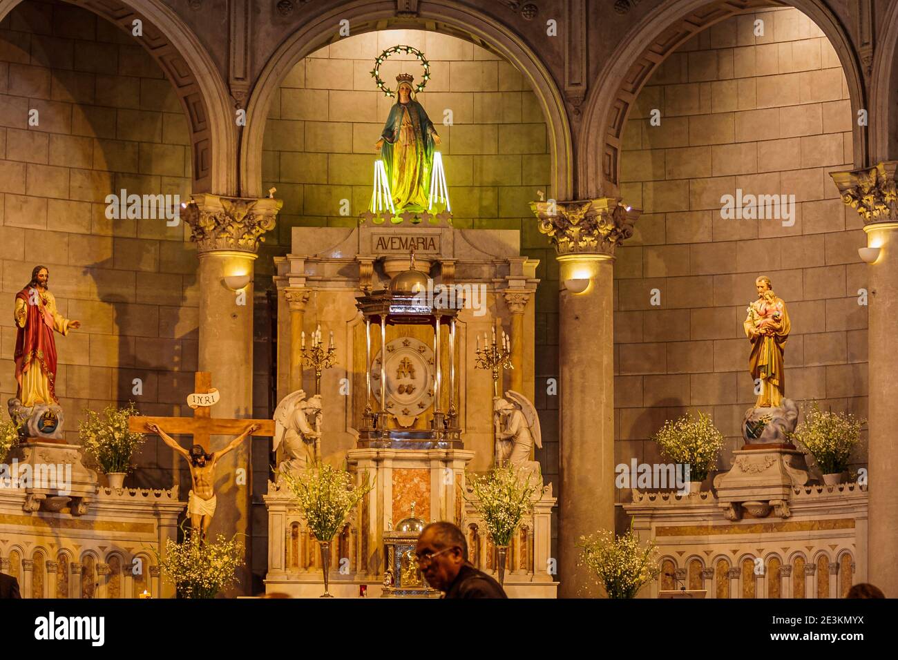 Im Inneren Virgen Milagrosa Kathedrale, Miraflores, Lima, Peru, Oktober 2008 - Jungfrau Maria Segen mit Neonlicht vom Altar Stockfoto