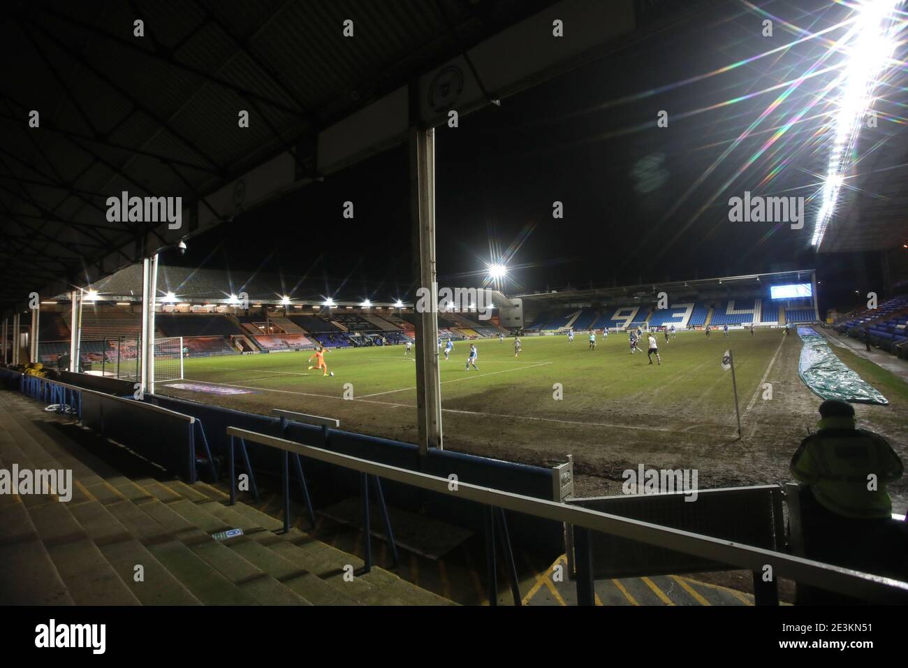 Peterborough, Großbritannien. Januar 2021. Eine allgemeine Ansicht, mit den London Road Terrassen noch leer von Fans, bei der EFL League ein Spiel Peterborough United gegen Charlton Athletic, im Weston Homes Stadium, Peterborough, Cambridgeshire, Großbritannien am 19. Januar 2021. Die Spiele der englischen Premier League werden immer noch hinter verschlossenen Türen gespielt, wegen der aktuellen COVID-19 Coronavirus-Pandemie und der staatlichen sozialen Distanzierungs-/Sperrbeschränkungen. Kredit: Paul Marriott/Alamy Live Nachrichten Stockfoto