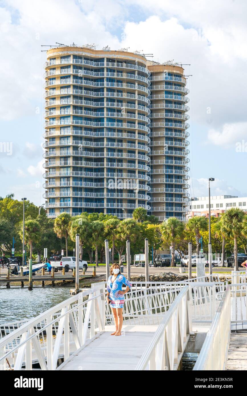 Coconut Grove, Florida - 3. Januar 2021: Eine gehobene Eigentumswohnung in Coconut Grove Miami. Stockfoto