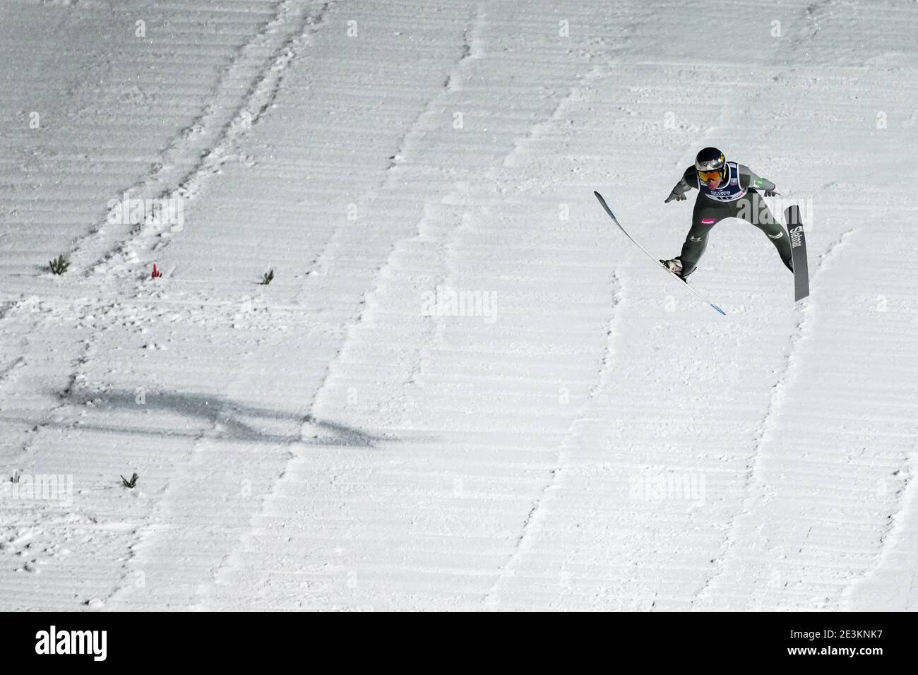 Domen Prevc im Einsatz beim Einzelwettbewerb des FIS Skisprung Weltcups in Zakopane. Stockfoto