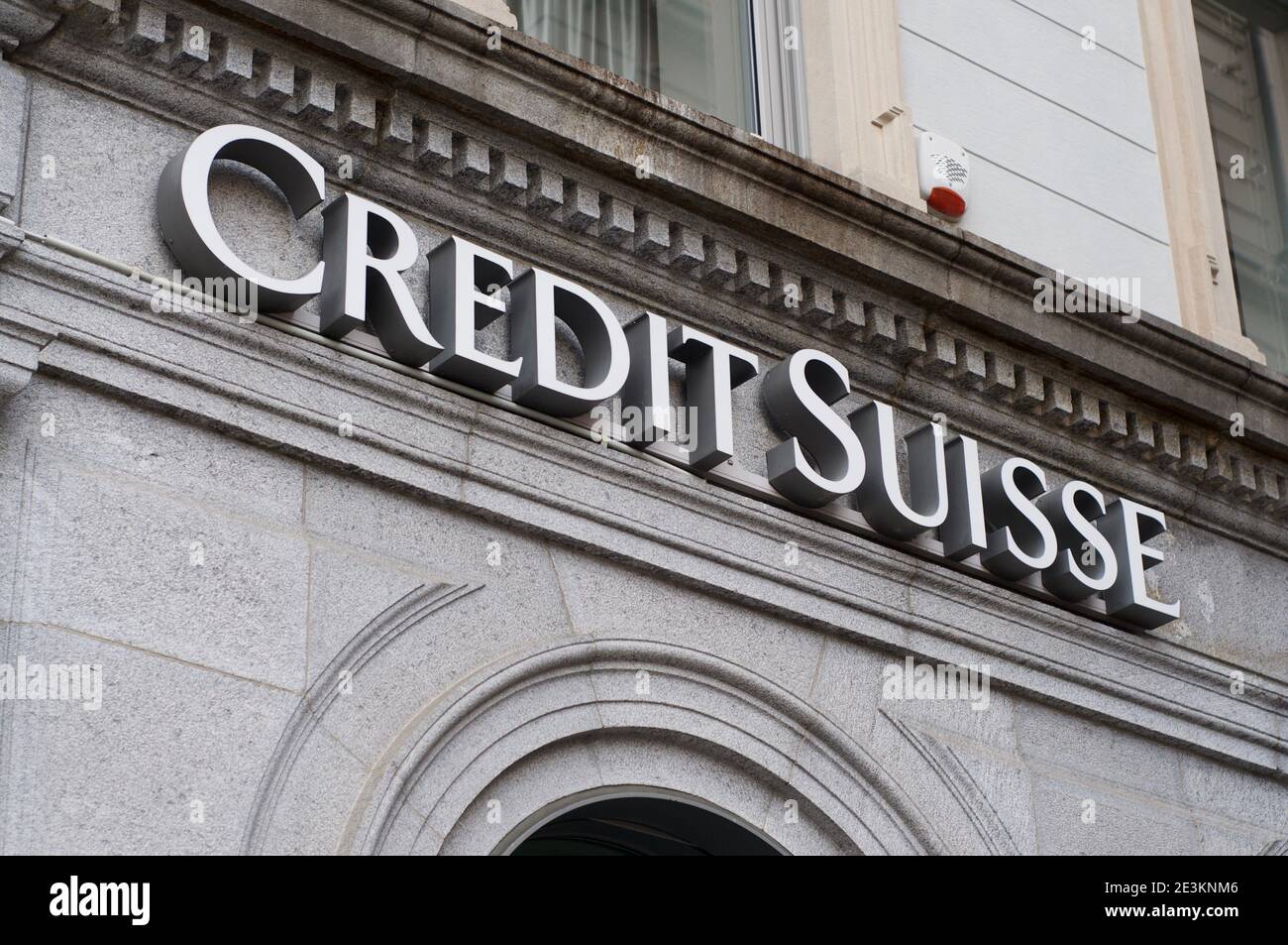 Lugano, Schweiz - 12. Januar 2021 : Credit Suisse Bankschild an einer alten Gebäudefassade in Lugano. Credit Suisse ist ein globales Vermögensmanagement Stockfoto
