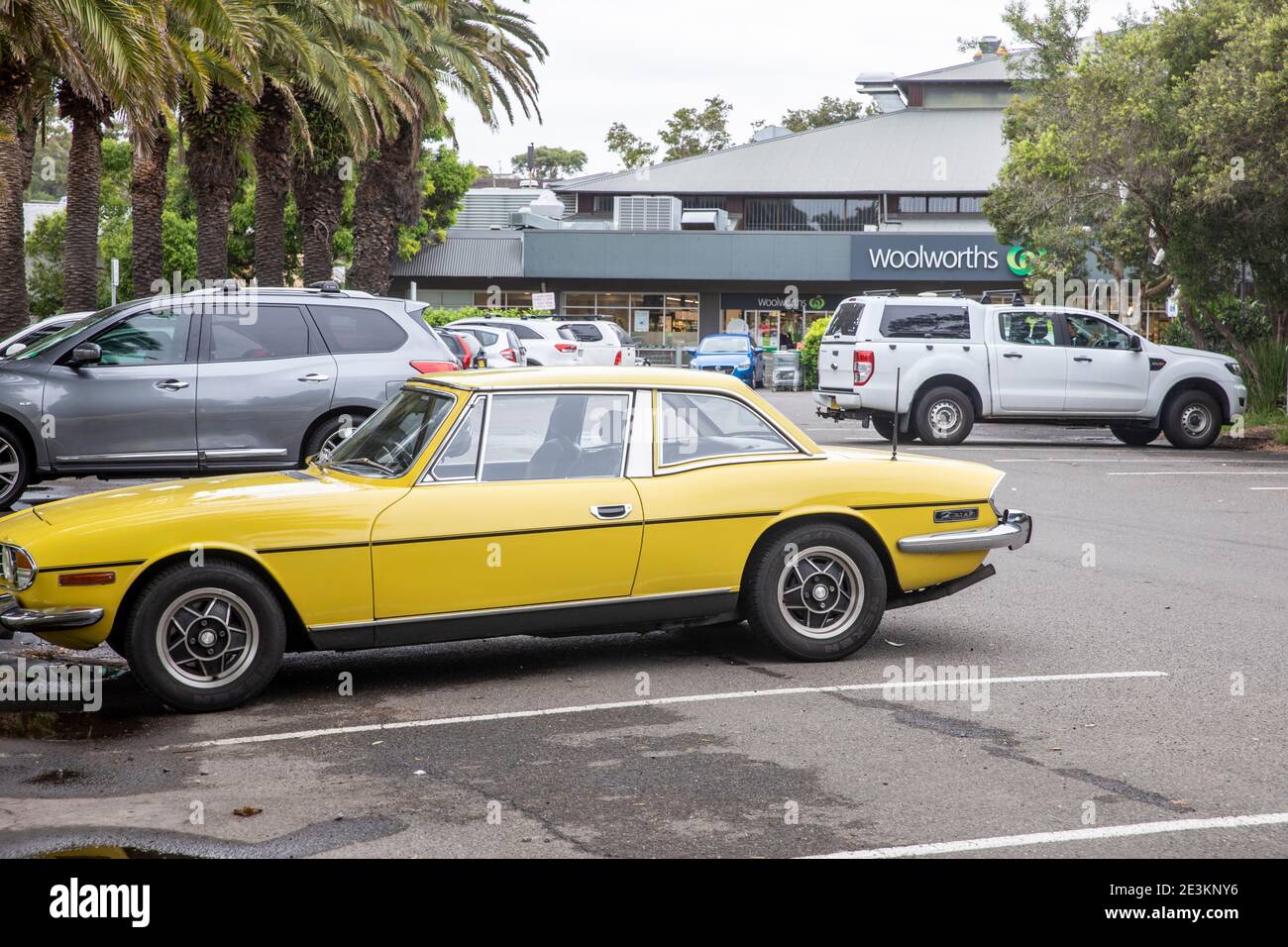 Yellow Triumph Stag Sportwagen in Sydney, Australien geparkt Stockfoto