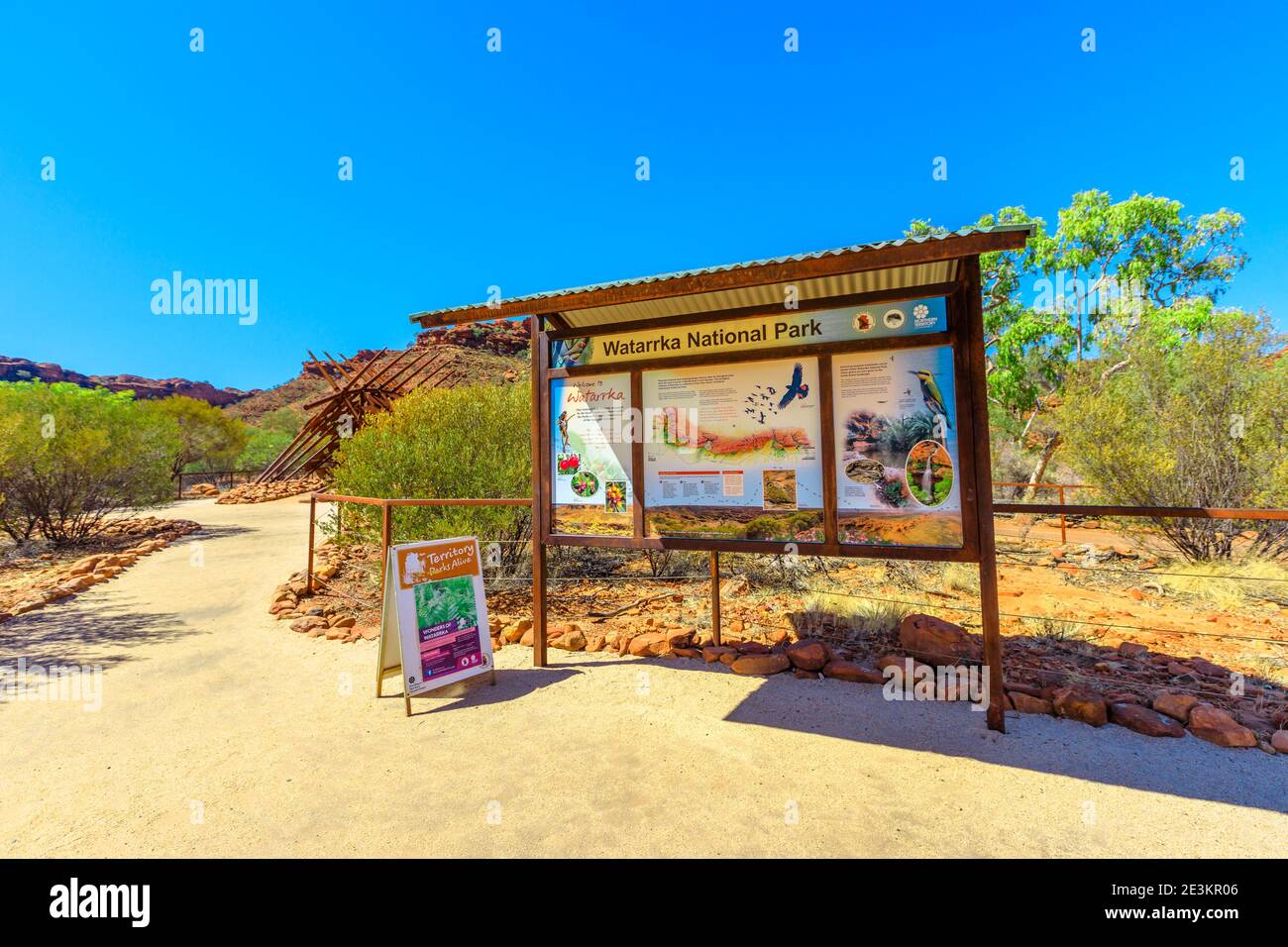 Kings Canyon, Northern Territory, Australien - 21. August 2019: Eingang zum Watarrka National Park, Outback Red Centre. Der Park liegt zwischen West Stockfoto