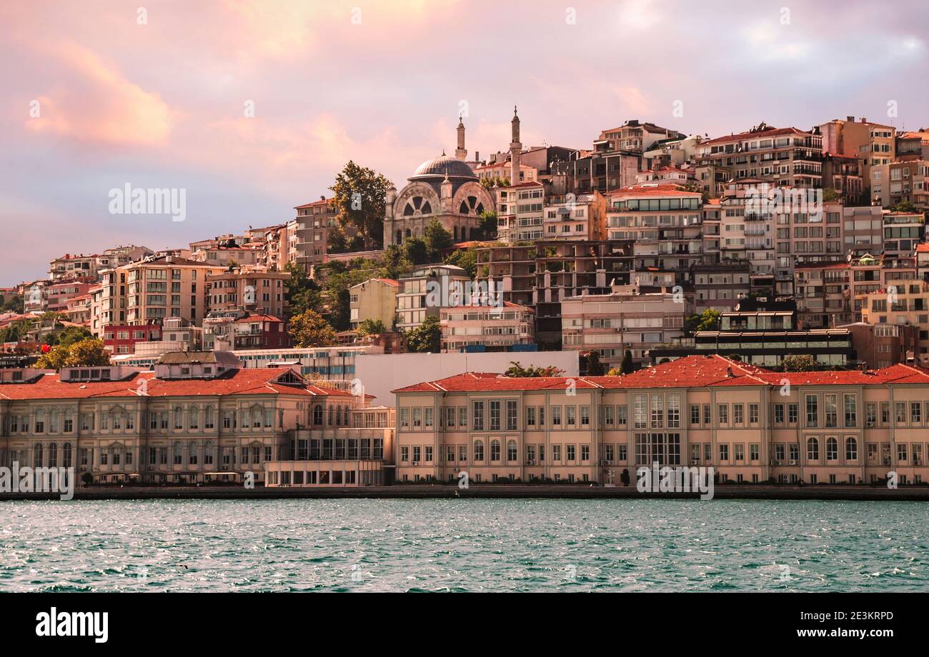 Blick auf das Ufer der Bosporusstraße mit Mimar Sinan Das Gebäude der Kunstuniversität und die Cihangir Moschee überragen Beyoglu Stadtteil von Istanbul Stockfoto
