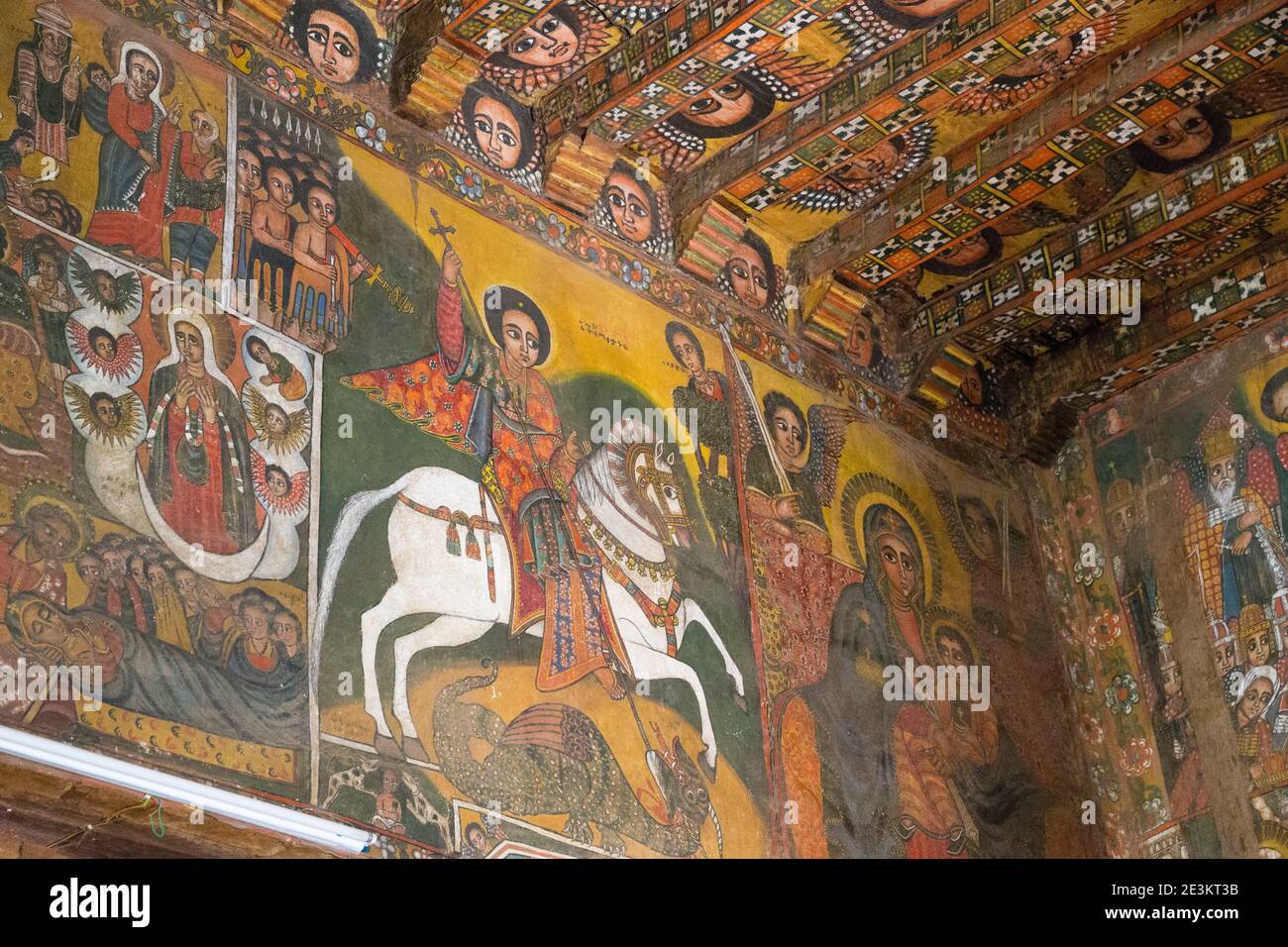 Wandgemälde von St. George auf dem Pferd, der den Drachen erschluß, und Wandbild von Cherubim an der Decke. Stockfoto