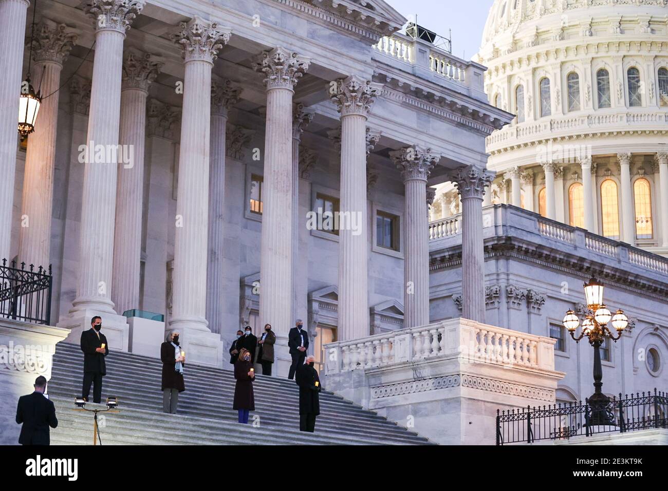 Washington, USA. Januar 2021. Die US-Sprecherin Nancy Pelosi (untere Reihe, zweite von rechts), eine Demokratin aus Kalifornien, trägt eine Schutzmaske, während sie am 19. Januar 2021 in Washington an einer Covid-19-Gedenkstätte und Tribute in Lights vor dem US-Kapitol teilnimmt. DC vor dem Tag der Einweihung des designierten Präsidenten Joe Biden und des designierten Vizepräsidenten Kamala Harris. Der designierte Präsident Joe Biden wird am Tag der Einweihung mittags zum 46. Präsidenten der Vereinigten Staaten. (Foto von Oliver Contreras/Sipa USA) Quelle: SIPA USA/Alamy Live News Stockfoto