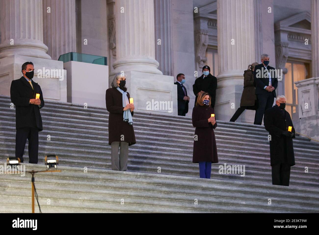 Washington, USA. Januar 2021. Die US-Sprecherin Nancy Pelosi (zweite von rechts), eine Demokratin aus Kalifornien, trägt eine Schutzmaske, während sie am 19. Januar 2021 in Washington an einer Covid-19-Gedenkstätte und Tribute in Lights vor dem US-Kapitol teilnimmt. DC vor dem Tag der Einweihung des designierten Präsidenten Joe Biden und des designierten Vizepräsidenten Kamala Harris. Der designierte Präsident Joe Biden wird am Tag der Einweihung mittags zum 46. Präsidenten der Vereinigten Staaten. (Foto von Oliver Contreras/Sipa USA) Quelle: SIPA USA/Alamy Live News Stockfoto