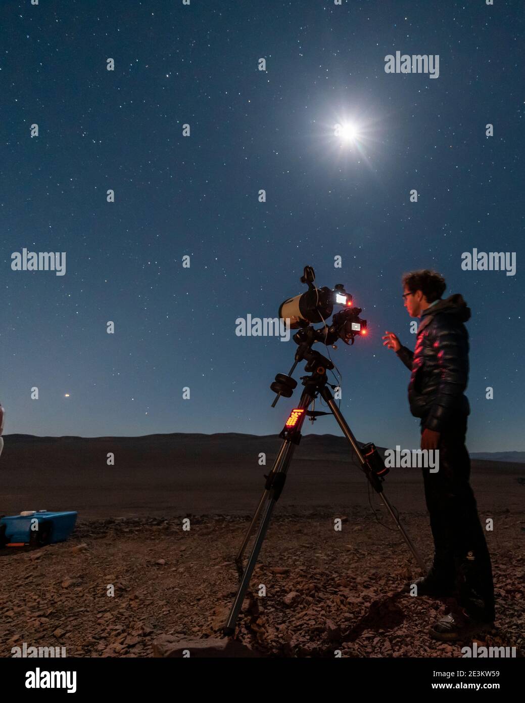 Ein Astronom Mann, der den Nachthimmel durch ein Amateurteleskop schaut und Fotos von dem Weihnachtsstern macht, der über dem Horizont aufsteigt, eine erstaunliche Stockfoto