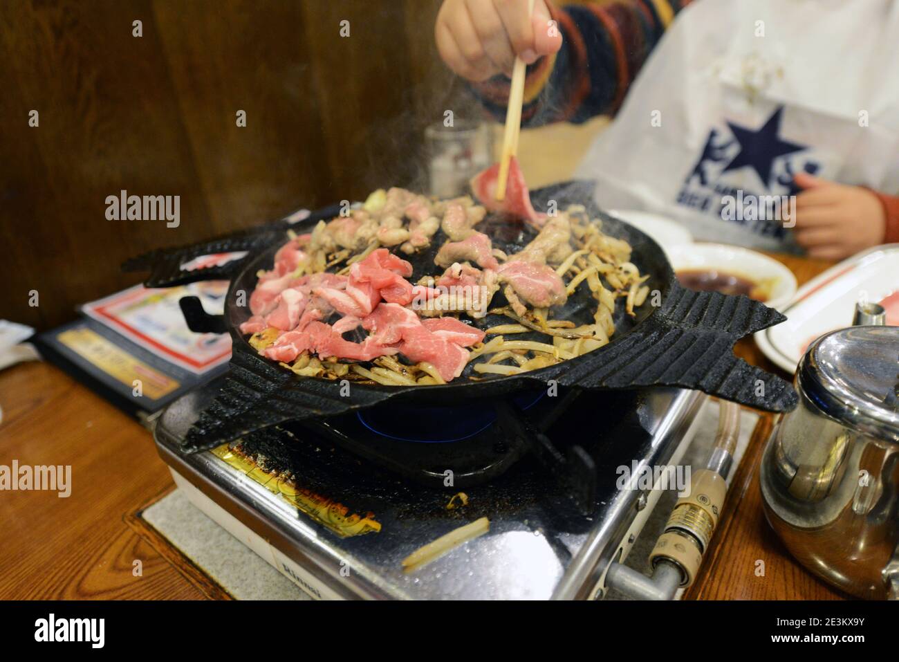 Grillen von Fleisch im Sapporo Bier Garten in Sapporo, Japan. Stockfoto