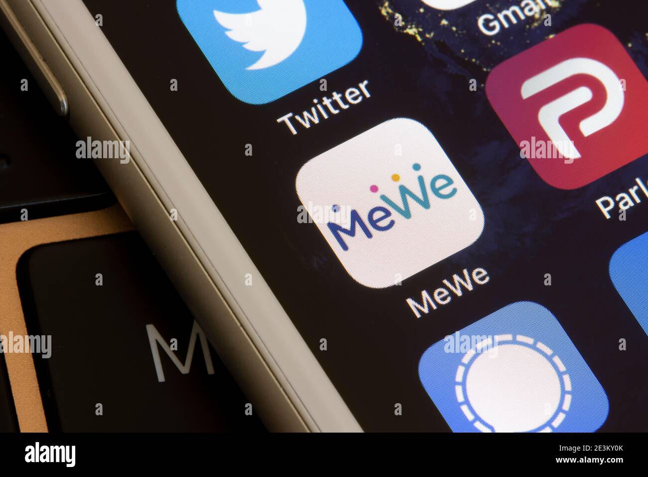 Das Symbol der Mewe Mobile App wird auf einem iPhone angezeigt. Mewe ist ein amerikanischer alt-Tech-Social-Media- und Social-Networking-Service von Scuples. Stockfoto