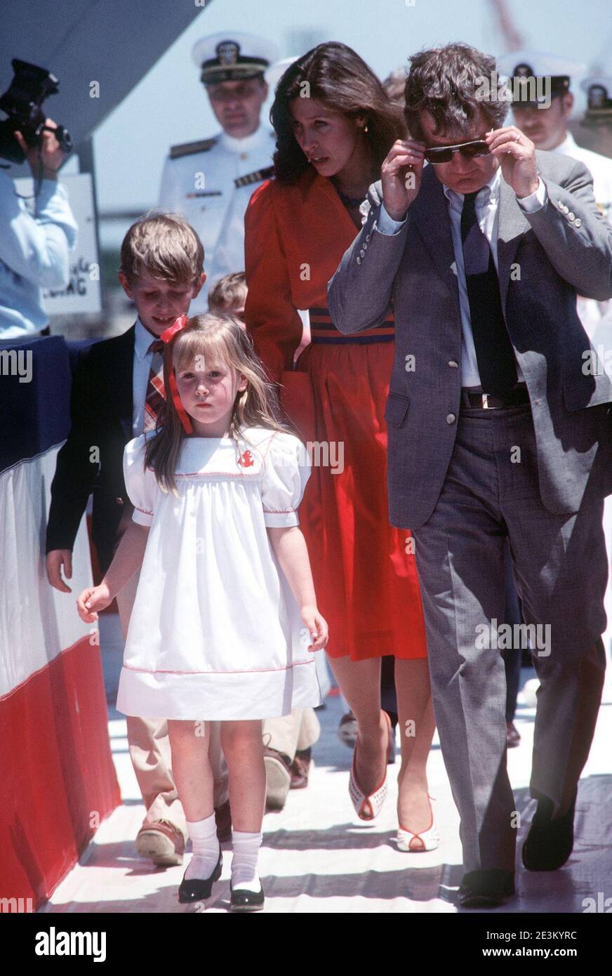 Marilyn Quayle spaziert mit ihren Kindern von der Taufplattform nach der Taufe des Aegis-Lenkrakenkreuzers USS VINCENNES. Stockfoto