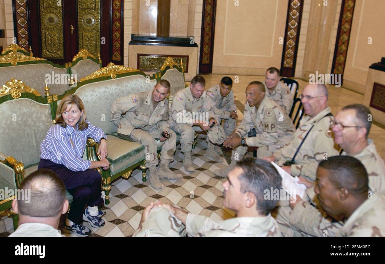 Marsha Blackburn trifft sich mit Mitgliedern einer in Bagdad stationierten Reserveeinheit der US-Armee. Stockfoto