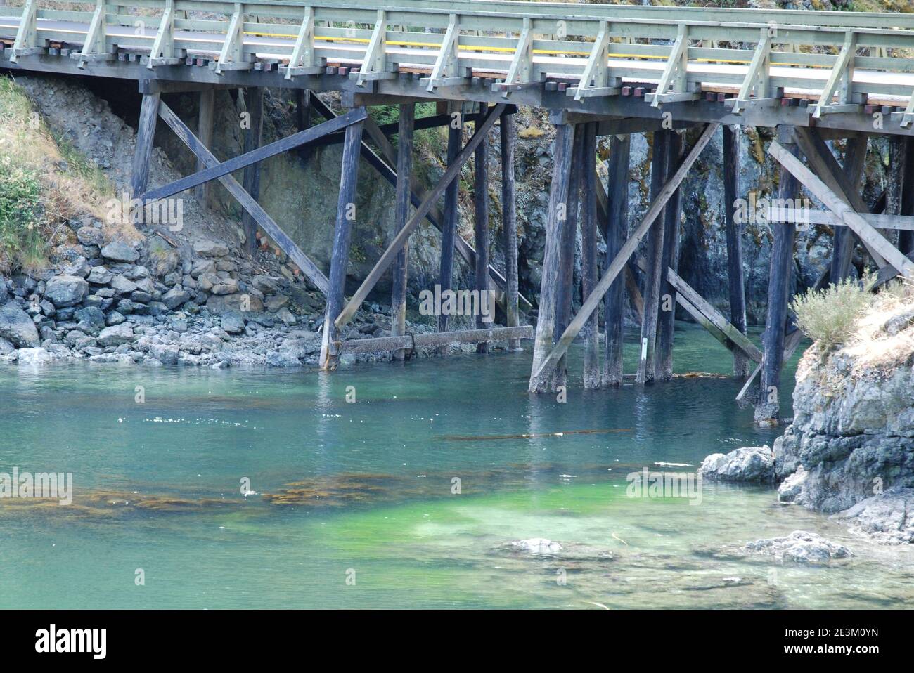 Nahaufnahme der Brücke, wo Gillespie Road über das Wasser am Rande des Sooke Basin an der Westküste von Vancouver Island, BC, Kanada verläuft. Stockfoto