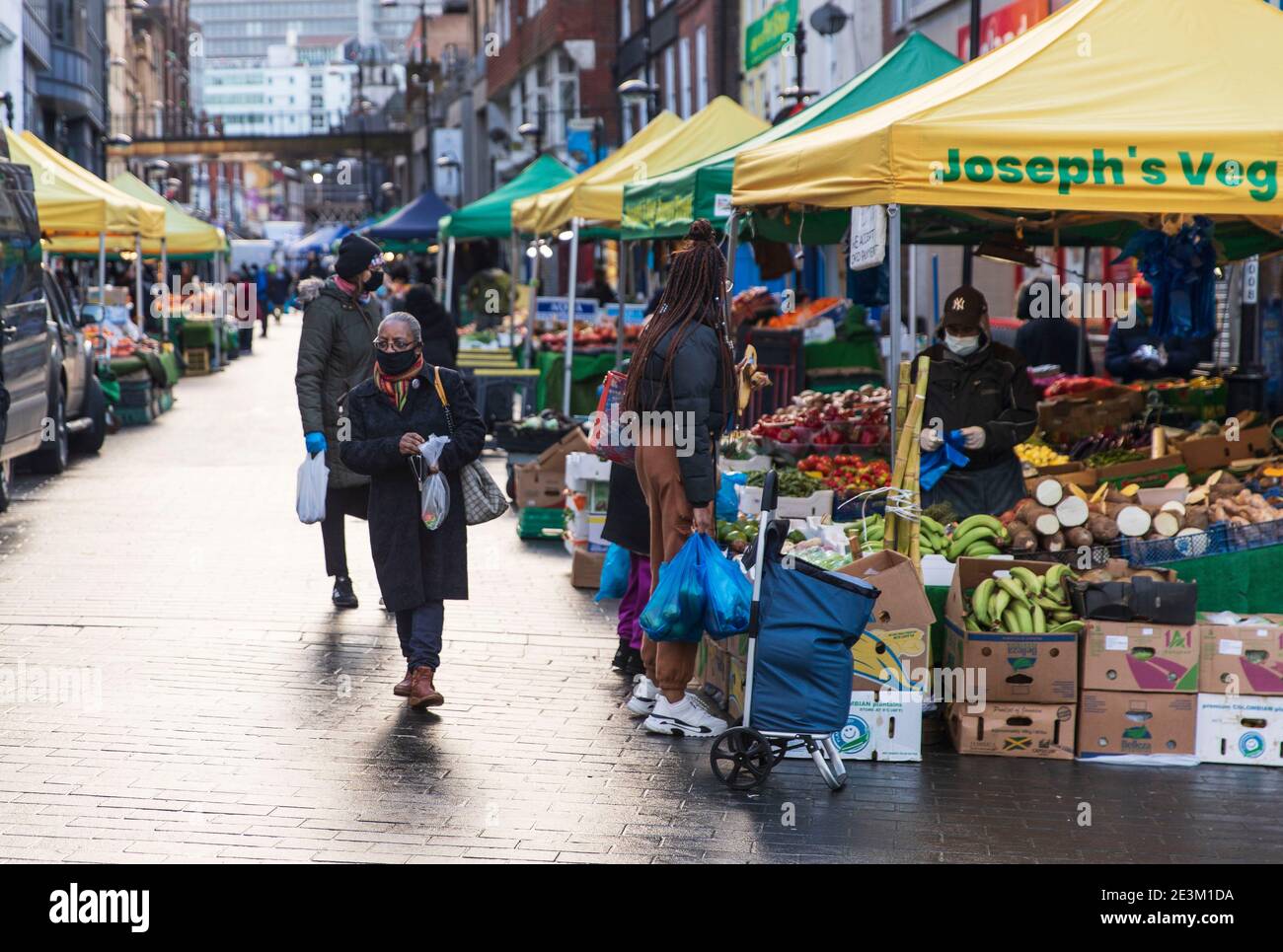 London, Großbritannien. Januar 2021. Ein allgemeiner Blick auf den Surrey Street Market in Croydon.nur 33,355 positive Covid19 Fälle wurden heute registriert, die niedrigste Anzahl an täglichen Fällen seit dem 27. Dezember - vor dem Beginn der dritten landesweiten Sperrung Englands. Quelle: May James/SOPA Images/ZUMA Wire/Alamy Live News Stockfoto