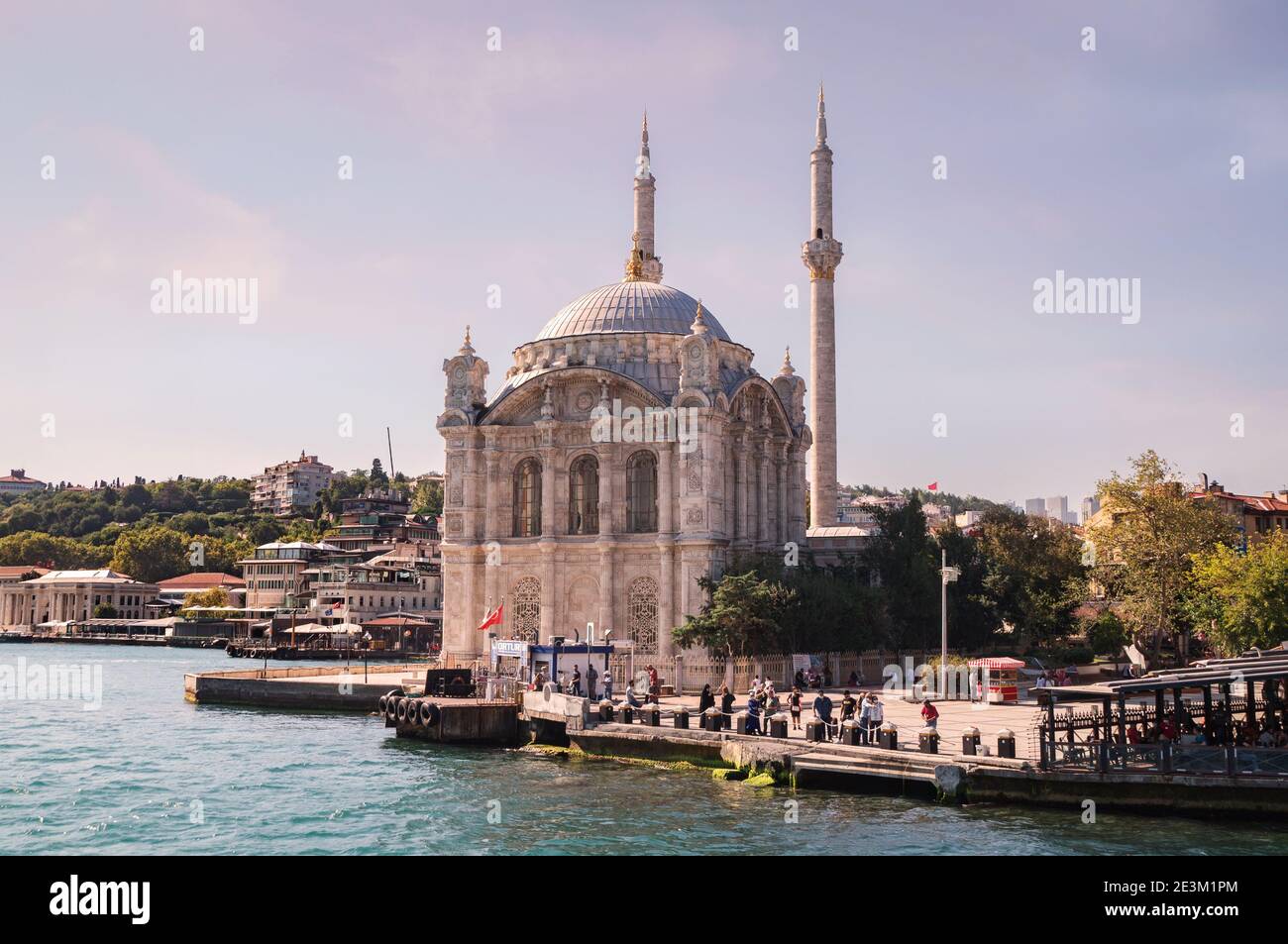 ISTANBUL, TÜRKEI - 09 07 2020: Blick vom Wasser der Bosporusstraße auf die Buyuk Mecidiye Ortakoy Moschee, restaurierte barocke Revival Moschee in Stockfoto