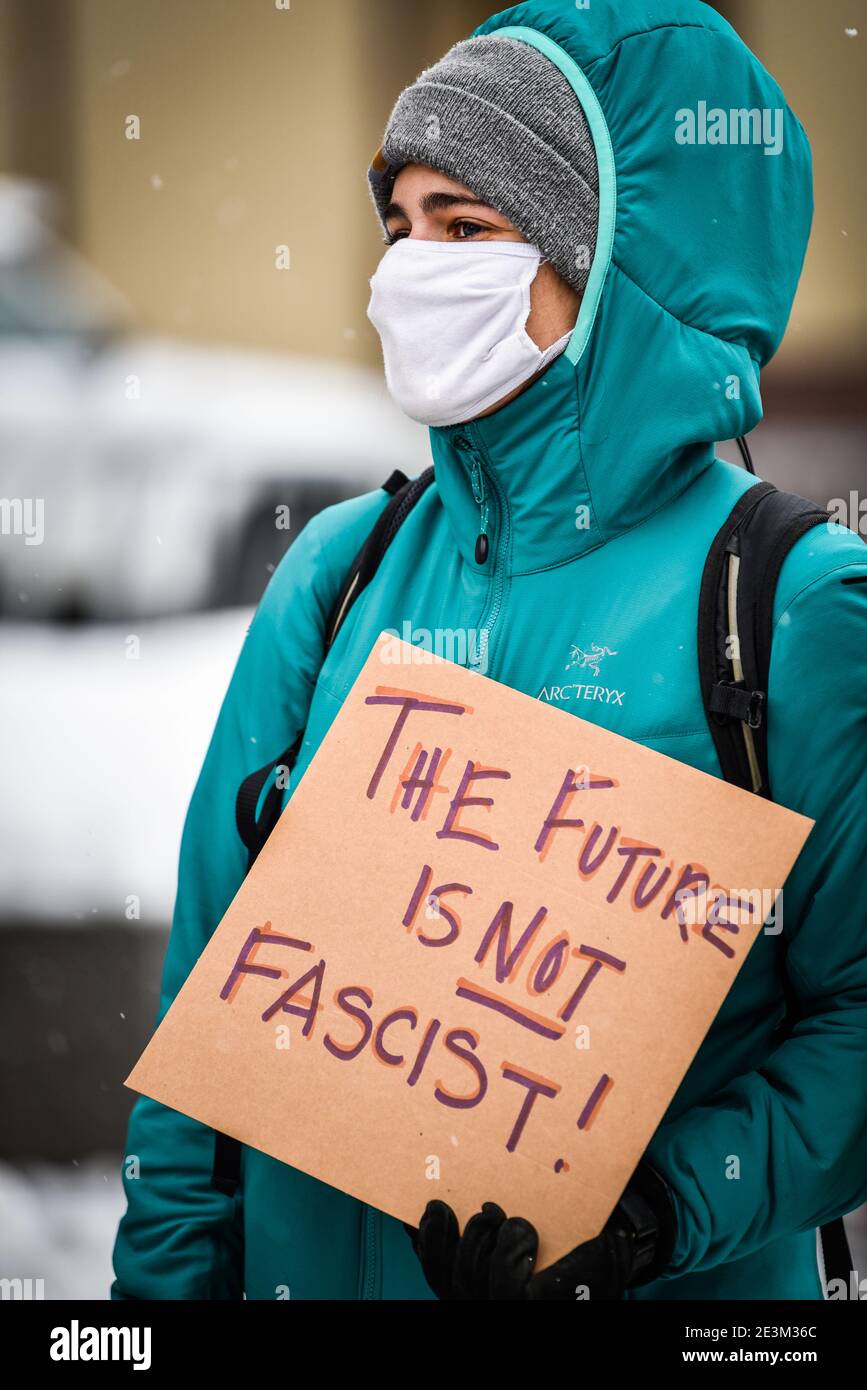 Demonstranten gegen Faschismus in den USA in Montpelier, VT, USA, Rathaus nach 6. Januar 2021 Angriff auf US-Kapitol. Stockfoto