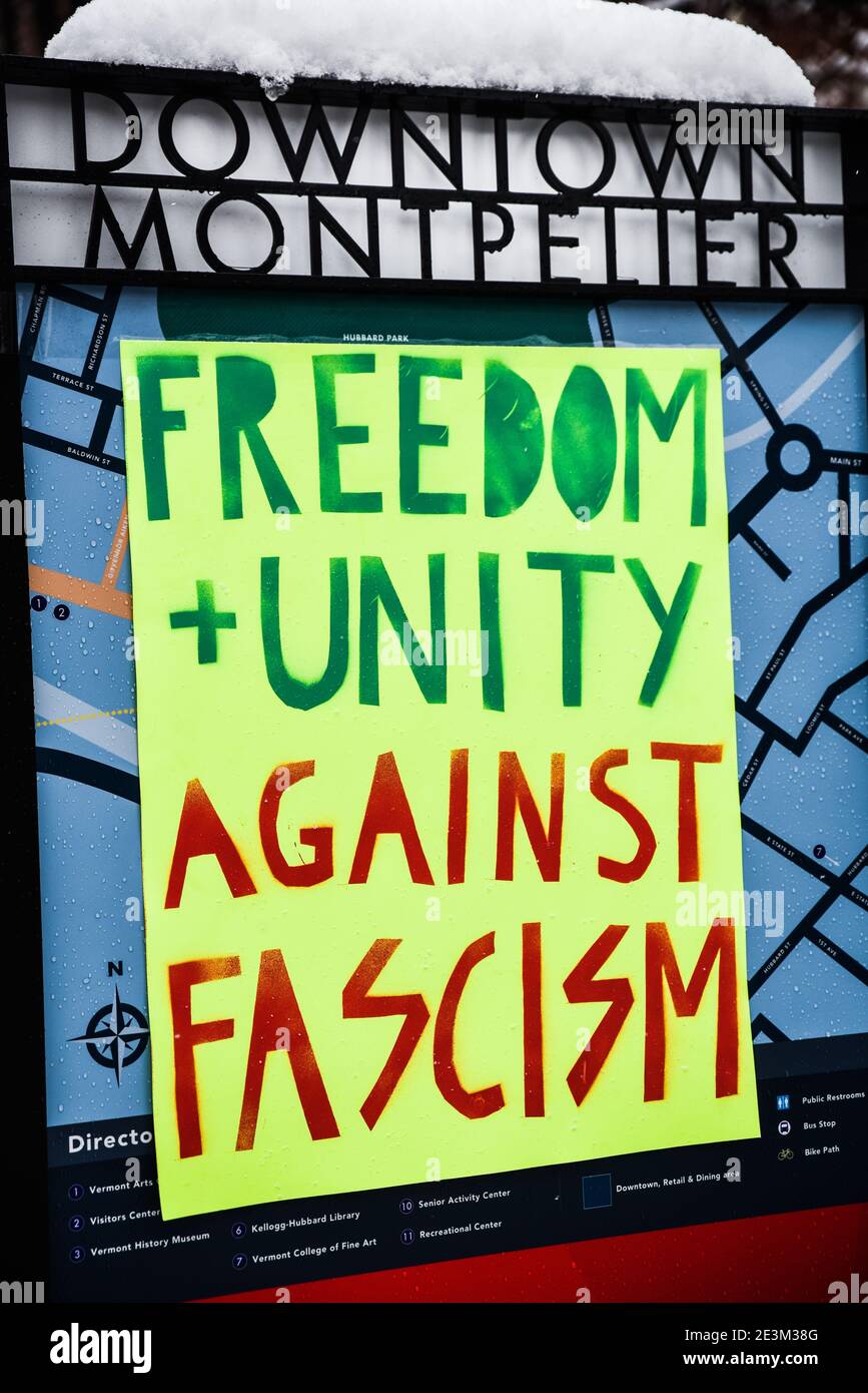 Demonstranten gegen Faschismus in den USA in Montpelier, VT, USA, Rathaus nach 6. Januar 2021 Angriff auf US-Kapitol. Stockfoto