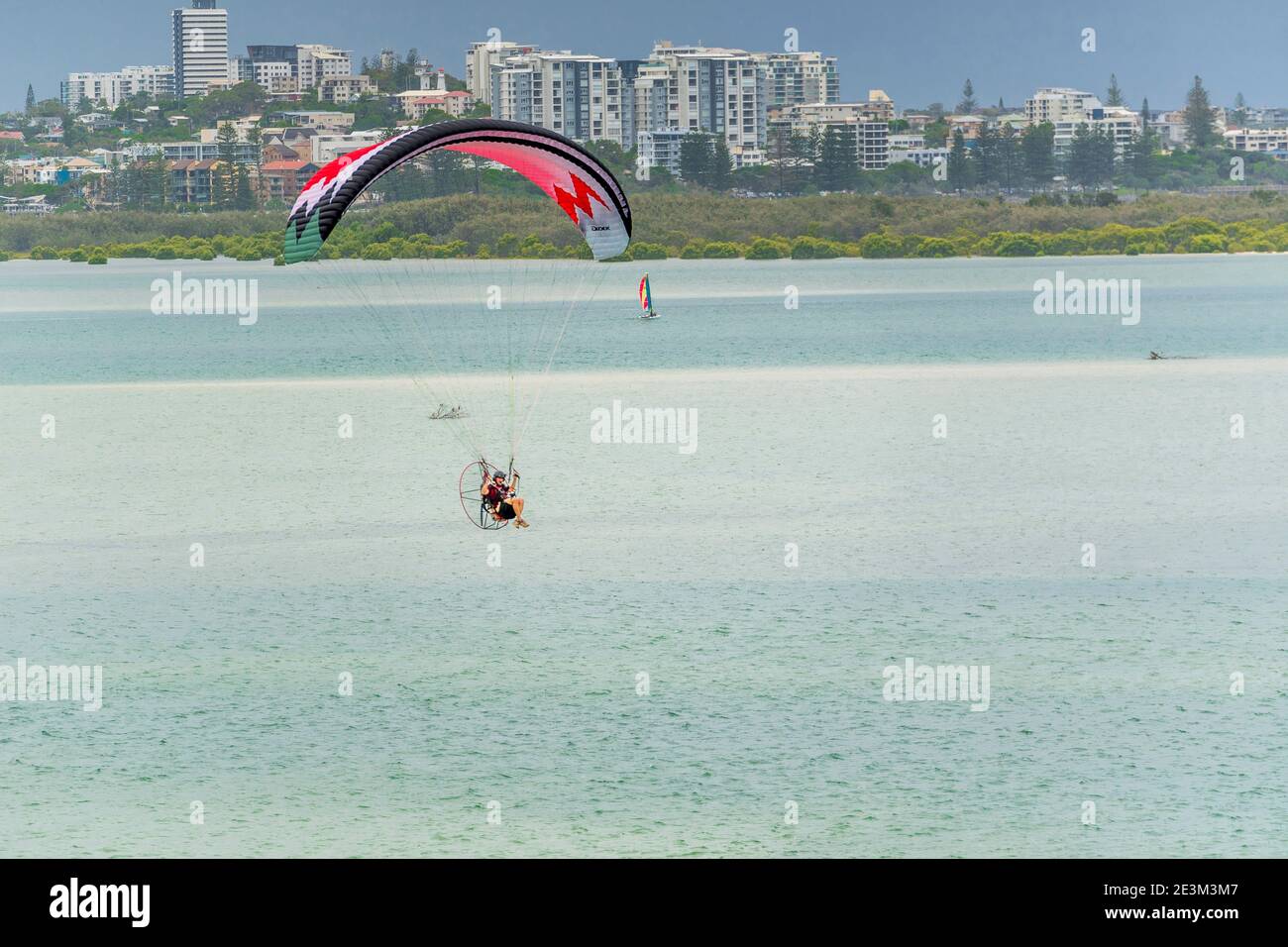 Power Paraglider in der Luft über der Pumicestone Passage bei Caloundra, QLD, Australien Stockfoto