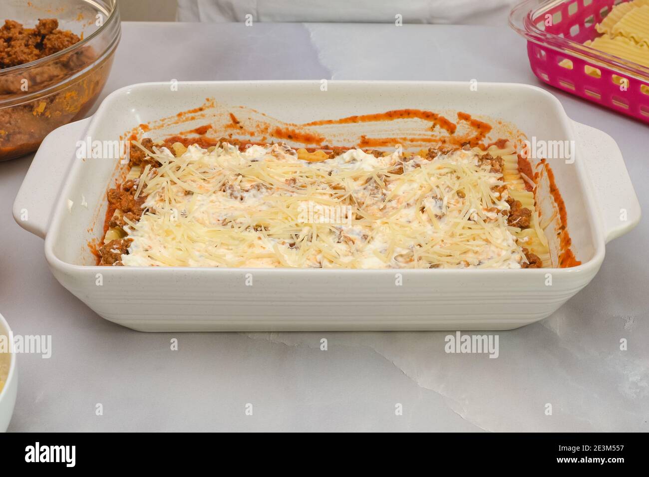 Rindfleisch Lasagne Schritt für Schritt Rezept. Montieren Sie die Lasagne,  Vorderansicht, Marmor Küchentisch Hintergrund Stockfotografie - Alamy