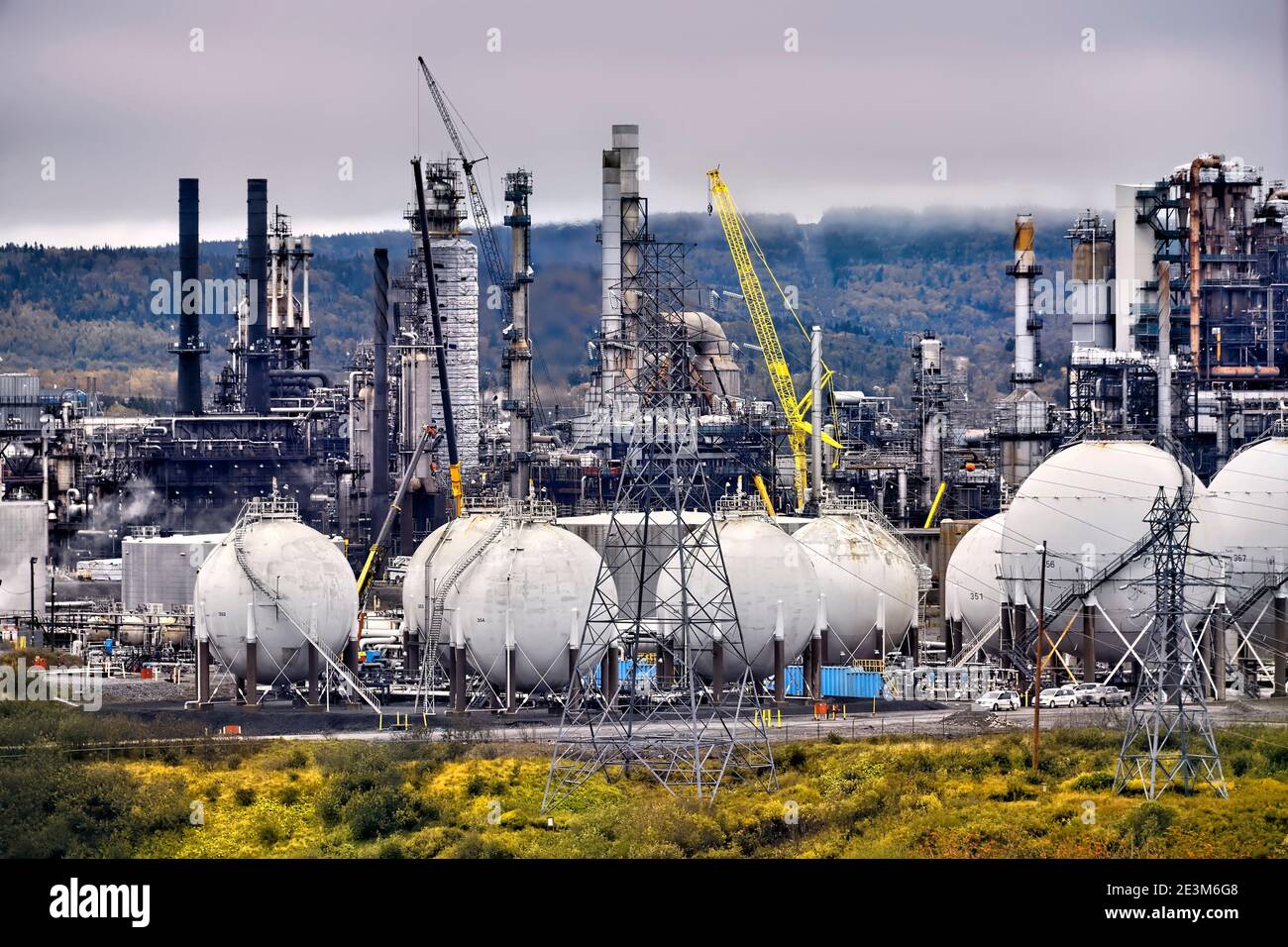 Runde Stahltanks zur Lagerung von Gas in der Ölraffinerie Irving in Saint John New Brunswick, Kanada. Stockfoto Runde Stahltanks zur Lagerung von Gas in der Ölraffinerie Irving in Saint John New Brunswick, Kanada. Stockfoto