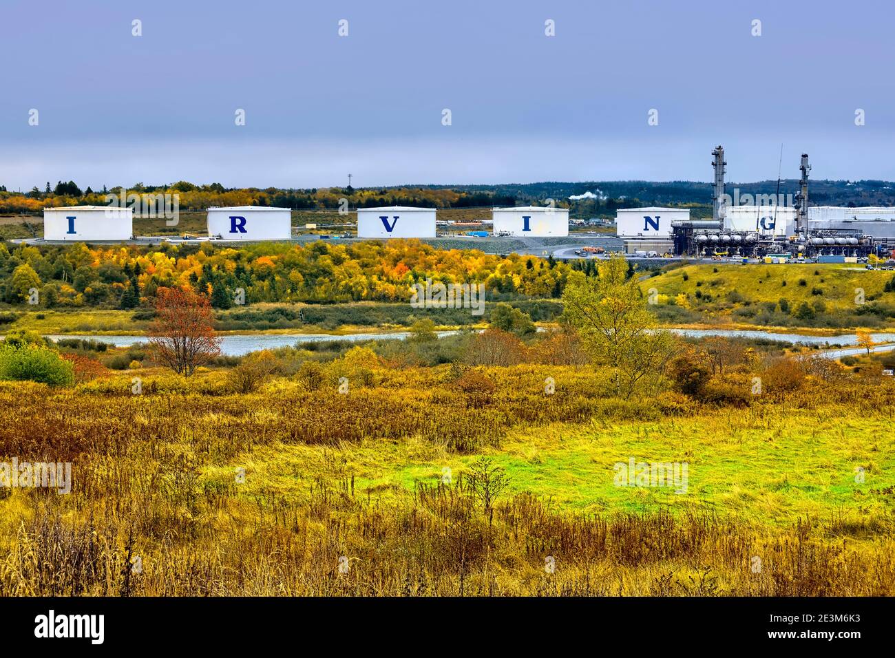 Öllagertanks in der Ölraffinerie Irving in Saint John New Brunswick, Kanada. Stockfoto