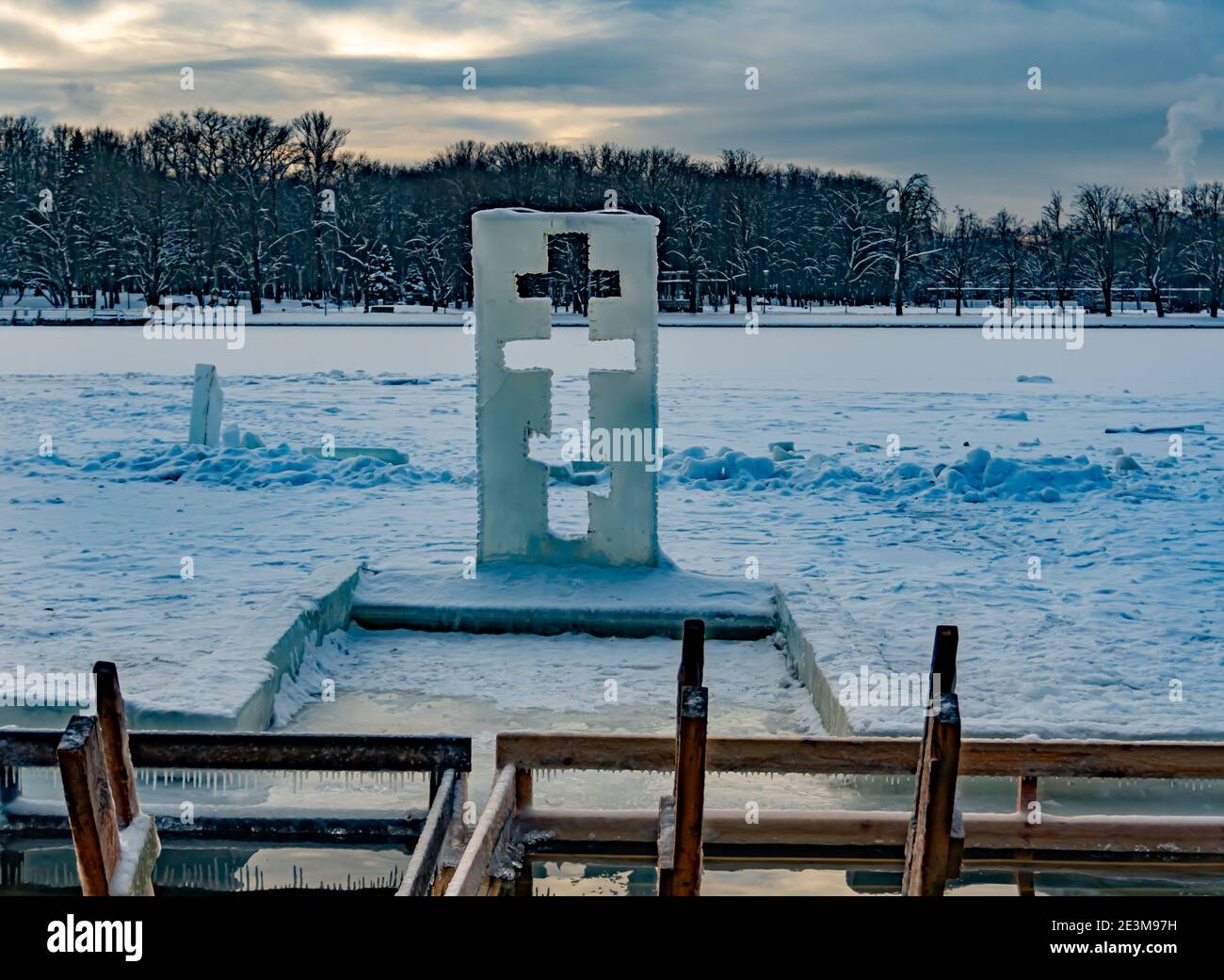 Eisskulptur in Form eines Kreuzes daneben Das Taufbecken Tauchbecken Stockfoto