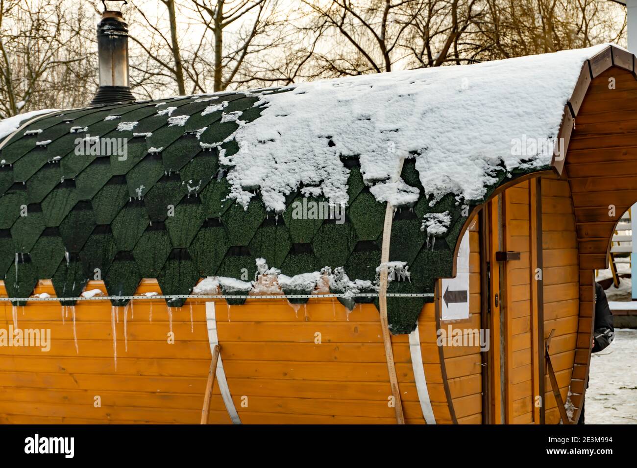 Mobiles Bad in Form eines Holzfasses in der Nähe, Mobile Winter Dampfbad Stockfoto