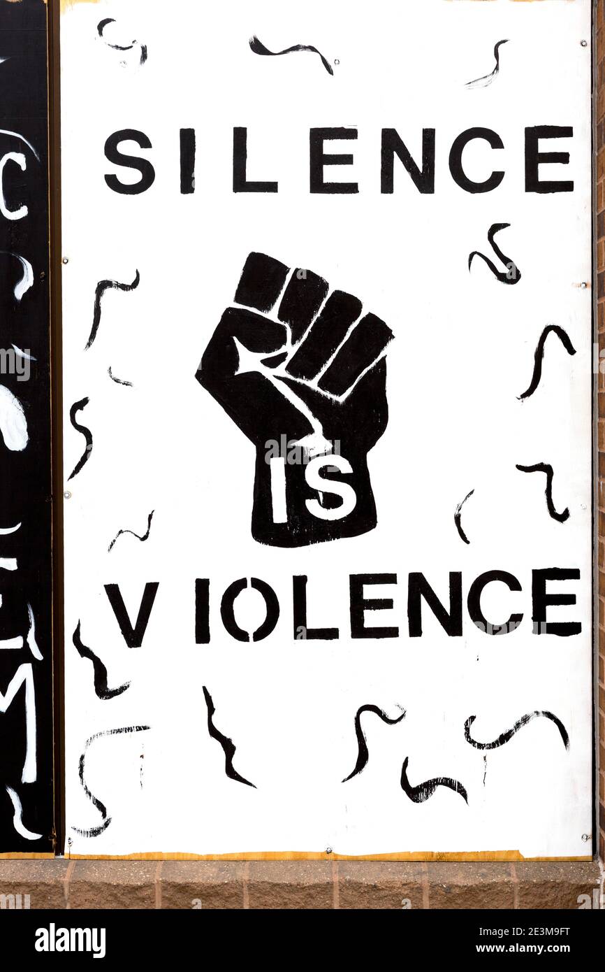 Gemaltes Wandgemälde auf Brettern über einem Schaufenster, das besagt, dass Stille Gewalt während der zivilen Unruhen nach der Ermordung von George Floyd in Minneapolis ist, Stockfoto