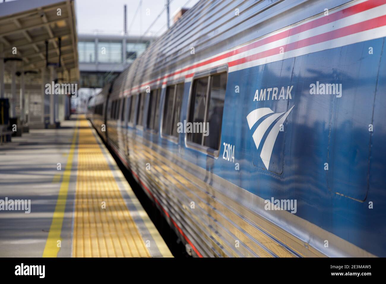 Paoli, Pennsylvania, USA, 14. Januar 2021. Ein Amtrak-Zug bereitet sich auf die Abfahrt vom Amtrak-Bahnhof Paoli vor. Stockfoto