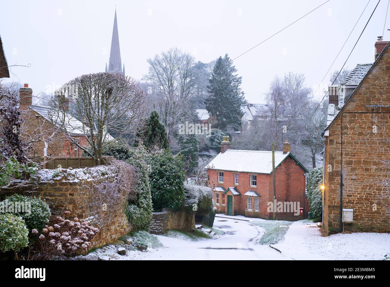 Little Bridge Road in den frühen Morgenstunden januar Schnee. Bloxham, Oxfordshire, England Stockfoto