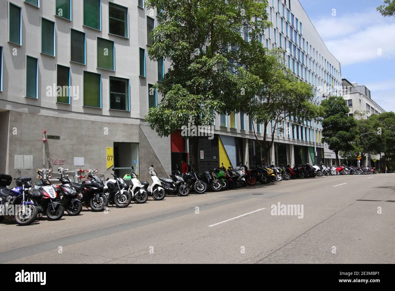 Eine lange Reihe geparkter Motorräder auf dem kostenlosen Motorrad-Parkplatz vor der University of Technology Sydney (UTS) in der Thomas Street, Ultimo, Sydney, NSW Stockfoto