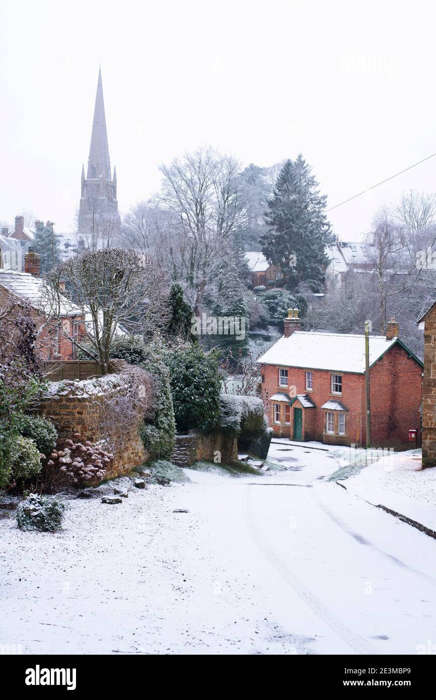 Little Bridge Road in den frühen Morgenstunden januar Schnee. Bloxham, Oxfordshire, England Stockfoto